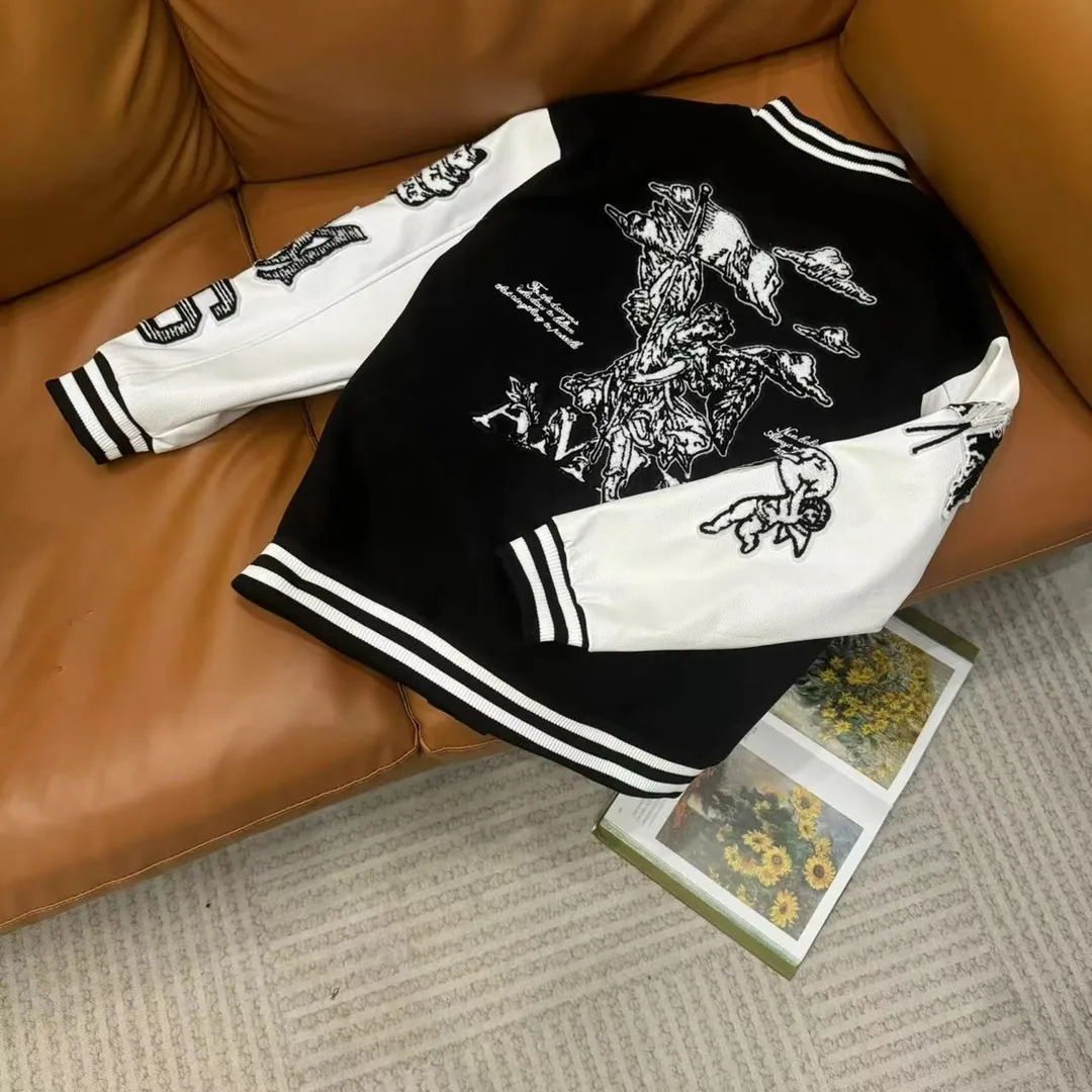 🅿️410 Ami➡️Ami's runway style baseball jacket. I ordered the original model and it took a month to finally ship it. I love it so much. The upper body is really cool. A blogger on Douyin said that LV's new products this year will become the future trend. If you look through street photos, you will find that celebrities regard it as a collectible jacket, a must-have item for men and women who want light luxury for commuting. Developing the highest version on the entire network, it took 1 month to customize and the cost was extremely high. The German imported flat-machine made custom-woven wool jacquard threads, using the first layer of imported lambskin. The pleated texture is unparalleled. It is hand-cut and meticulously crafted. The stitching position is very technical. Whether the whole garment is good or not depends on this position. Top-notch workmanship and details can stand the test. A full set of customized accessories, the letters are clear and perfectly restored without any difference. High-end atmosphere and full grade! The entire dress is exclusively customized with heavy craftsmanship. The towel patch embroidery is perfectly combined with craft embroidery and precise stitching! Absolute craftsmanship quality!