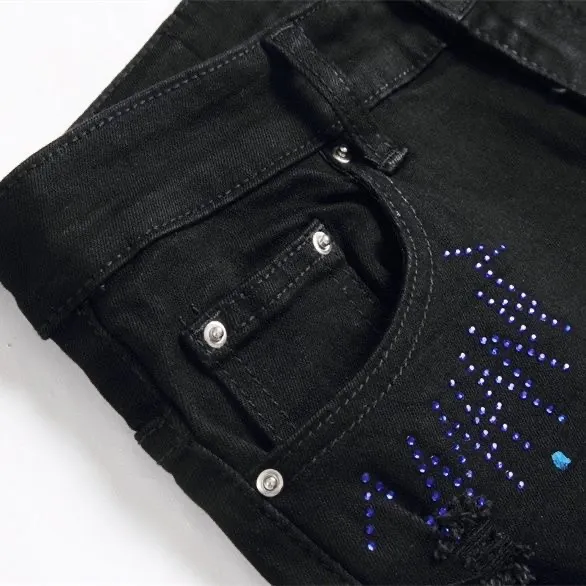 P246 💰 (Top version) AMIRI popular high street jeans slim fit stretch washed knife cut trousers for men. AMIRI amiri is transliterated as Emil, which is the name of the founder. Mike Amiri, the founder of amiri, grew up in Los Angeles, USA. He was influenced by local street culture and Punk Rock since childhood, so he founded the amiri brand named after himself. A variety of trendy clothing meets the needs of different fashion players. Amiri clothing has novel and unique styles and is a well-known street brand in the United States. The styles and styles of many clothes are loved by many street photographers. The various clothing styles meet the dressing needs of different people, show their unique temperament, and show the trend of dressing. amiri's jeans are relatively famous. Not only do they have many styles, but the quality of the jeans is also very good. Many celebrities have also worn amiri brand jeans. Color: Picture color Size: 28, 30, 32, 34, 36 28 30 32 34 36 Waist 71 76 81 86 91 Qianlang 26.5 27.5 28.5 29.5 30.5 Hou Lang 37 38 39 40 41 Foot 14 14.8 15.6 16.4 17.2 Foreign Minister 100 102 104 106 107