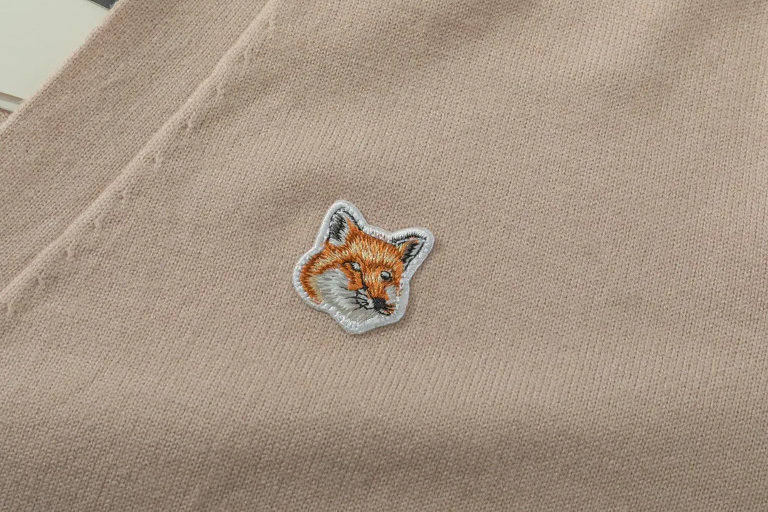 P200 A081# MAISON KITSUNE 2023 New Autumn and Winter Classic Fox Head Embroidered V-neck Cardigan Jacket Sweater Same Style for Men and Women Color: Anthracite Yellow Beige Colorful Blue Dark Green Burgundy Size: S-XL