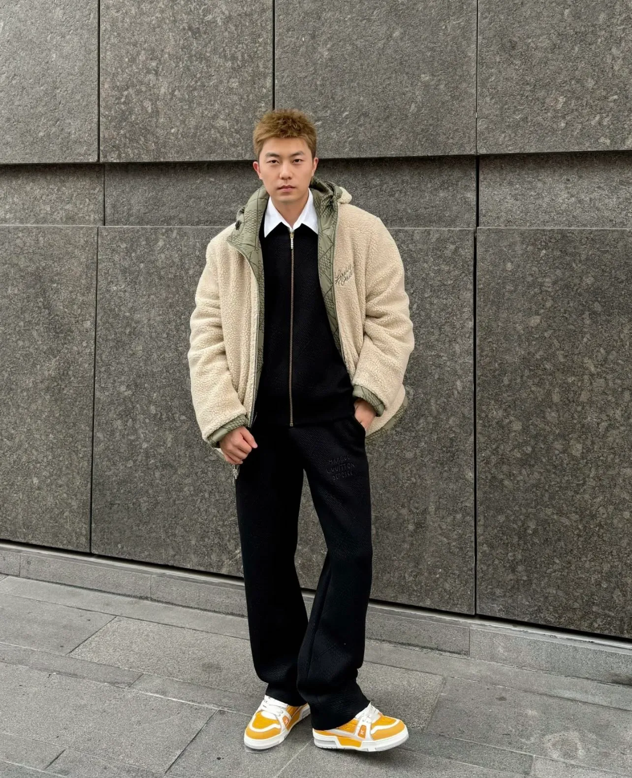 Model photo LV 24ss new windproof jacket uses winter touches to interpret a double-sided modern design, which is not afraid of the cold wind and rain in mid-season. The outer layer of technical fabric is made of Damier Argyle rhombus with Marque L.Vuitton Déposée logo. When turned over, the soft texture of suede is revealed, and the handwritten Louis Vuitton logo is embroidered on the chest. Number of yards: 46.48.50.52.