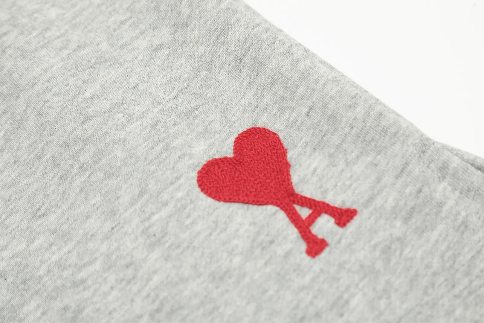 AMI/Amy Macaron Embroidered Heart Classic Shorts Put aside all the messy words and let’s go directly to the product parameters: ✅380g customized rough-feel fabric ✅Correct workmanship Every detail is 100% restored to the official website ✅Threads are made of 500g high-gram heavyweight pure cotton threads Custom-woven and dyed in the same color in the same vat No color difference with the fabric Machine washable and not easy to deform ✅No comparison and no damage Differentiating the market currency Correct workmanship details High-quality pure cotton fabric ✅The webbing is made of custom-dyed high-density and high-thickness webbing. Comparing with the official website. ✅The only correct embroidery of the same material on the market. Differentiating the fakes on the market at a glance. ✅The version follows the official website. It is loose and slim and can wear 210 pounds. There is no pressure for global shopping. Size: S-XL. Color (6 colors): Black, White, Gray, Navy Khaki, Rose Pink.