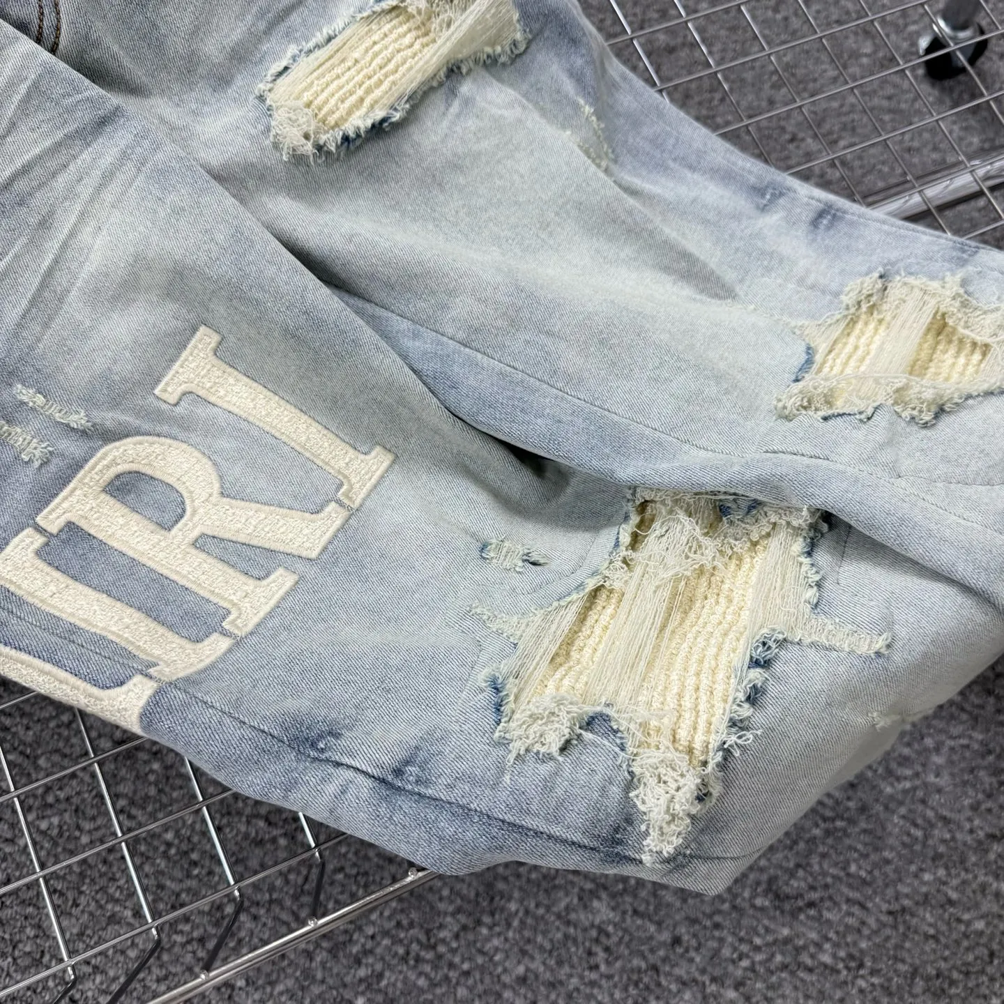 P260 Style number: H63 AMIRI & AMIRI new jeans linhchuan leather logo washed holes pattern denim shorts leg elastic denim trousers same style for men and women Accessories: complete accessories, all in original packaging, two hang tags to distinguish the low-end version outside, the hardware is standard to the authentic original version with logo aluminum alloy buckle, every detail makes it stand out from any version on the market Fabric: Genuine pattern-making and standard genuine custom-made imported fabrics using unique washing and dyeing methods, and individually hand-painted - hand-painted ripped micro-elastic jeans Color: blue with white letters Size: 30 32 34 36