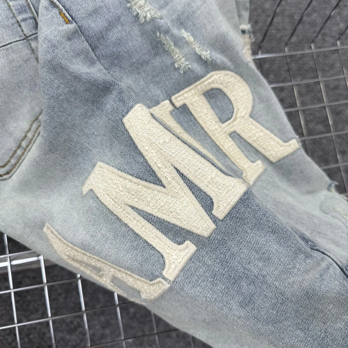 P260 Style number: H63 AMIRI & AMIRI new jeans linhchuan leather logo washed holes pattern denim shorts leg elastic denim trousers same style for men and women Accessories: complete accessories, all in original packaging, two hang tags to distinguish the low-end version outside, the hardware is standard to the authentic original version with logo aluminum alloy buckle, every detail makes it stand out from any version on the market Fabric: Genuine pattern-making and standard genuine custom-made imported fabrics using unique washing and dyeing methods, and individually hand-painted - hand-painted ripped micro-elastic jeans Color: blue with white letters Size: 30 32 34 36