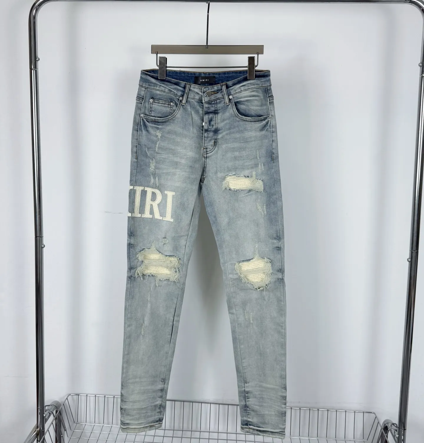 P260 Style number: H63 AMIRI & AMIRI new jeans linhchuan leather logo washed holes pattern denim shorts leg elastic denim trousers same style for men and women Accessories: complete accessories, all in original packaging, two hang tags to distinguish the low-end version outside, the hardware is standard to the authentic original version with logo aluminum alloy buckle, every detail makes it stand out from any version on the market Fabric: Genuine pattern-making and standard genuine custom-made imported fabrics using unique washing and dyeing methods, and individually hand-painted - hand-painted ripped micro-elastic jeans Color: blue with white letters Size: 30 32 34 36
