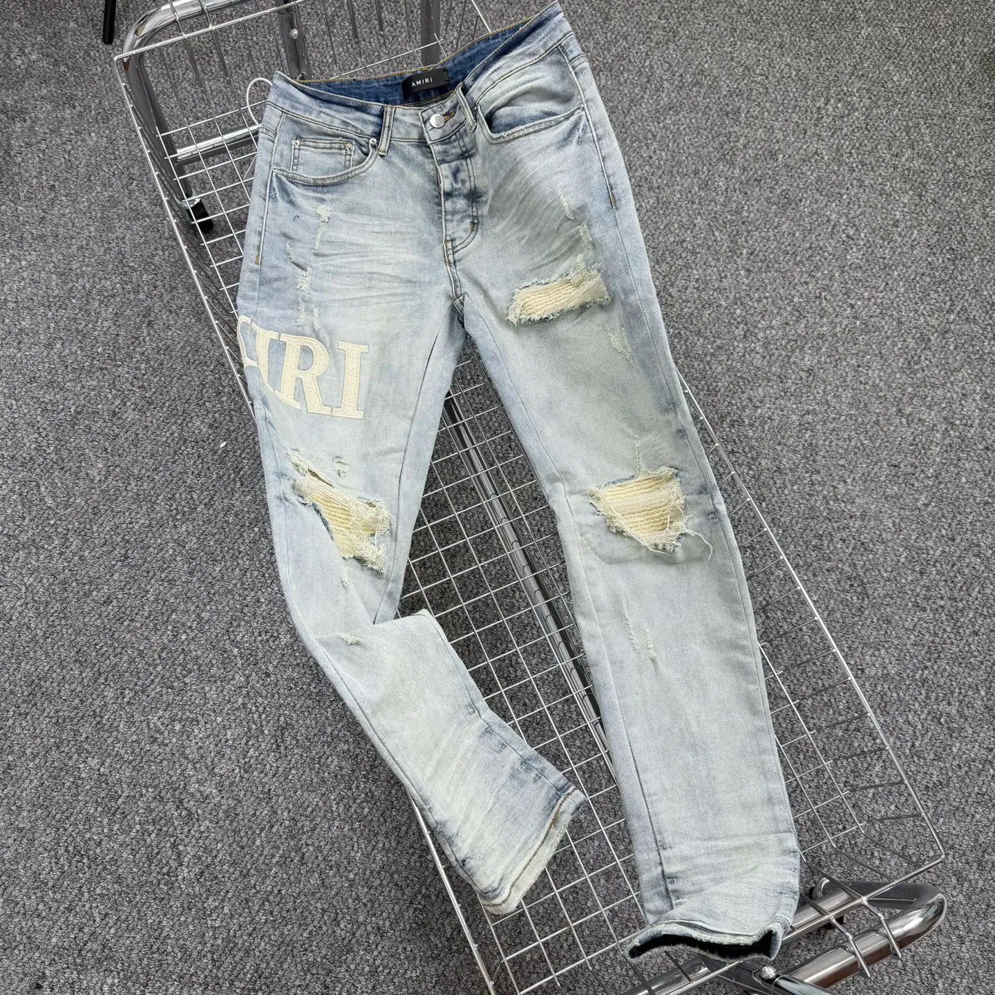 P260 Style number: H63 AMIRI & AMIRI new jeans linhchuan leather logo washed holes pattern denim shorts leg elastic denim trousers same style for men and women Accessories: complete accessories, all in original packaging, two hang tags to distinguish the low-end version outside, the hardware is standard to the authentic original version with logo aluminum alloy buckle, every detail makes it stand out from any version on the market Fabric: Genuine pattern-making and standard genuine custom-made imported fabrics using unique washing and dyeing methods, and individually hand-painted - hand-painted ripped micro-elastic jeans Color: blue with white letters Size: 30 32 34 36