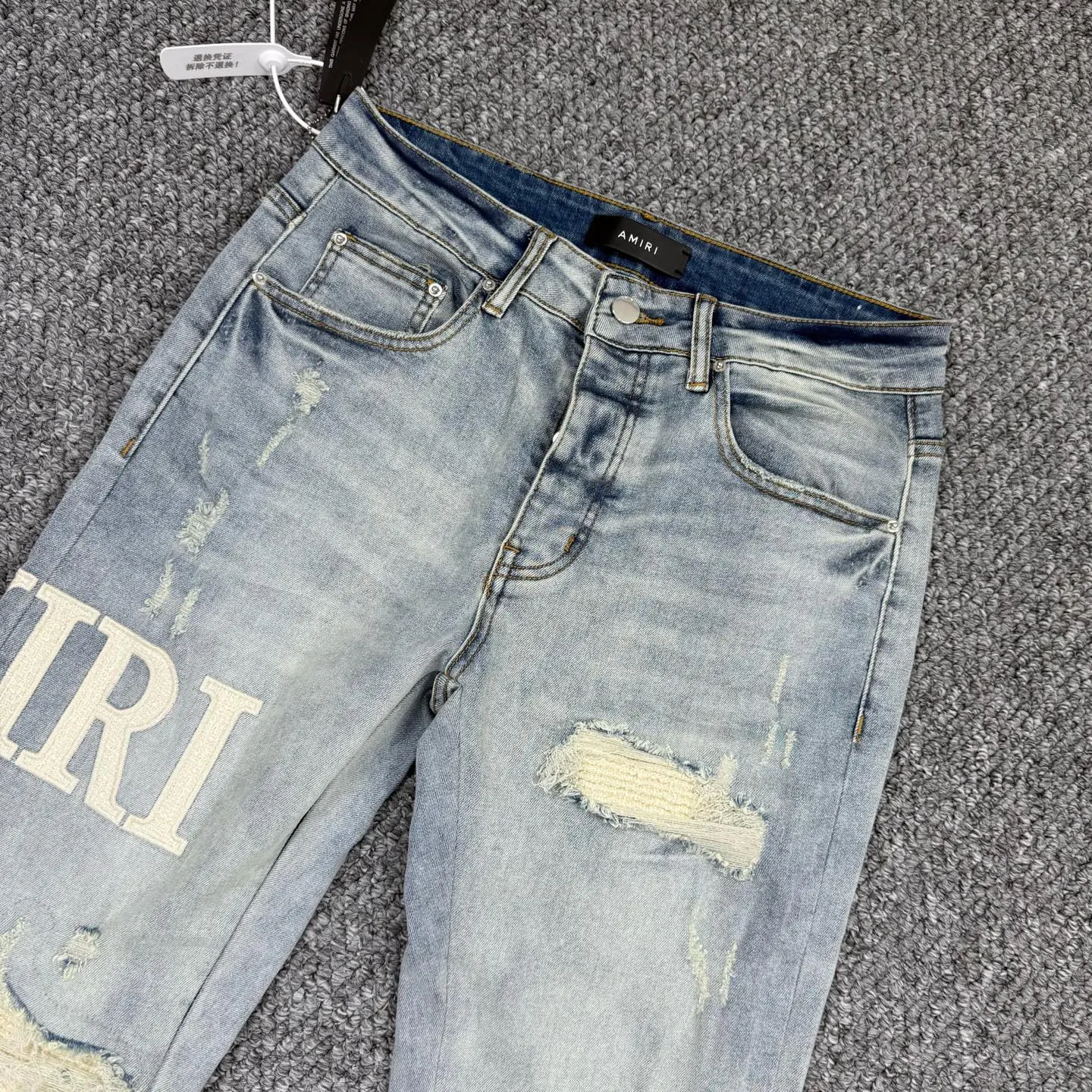 P260 Style number: H63 AMIRI & AMIRI new jeans linhchuan leather logo washed holes pattern denim shorts leg elastic denim trousers same style for men and women Accessories: complete accessories, all in original packaging, two hang tags to distinguish the low-end version outside, the hardware is standard to the authentic original version with logo aluminum alloy buckle, every detail makes it stand out from any version on the market Fabric: Genuine pattern-making and standard genuine custom-made imported fabrics using unique washing and dyeing methods, and individually hand-painted - hand-painted ripped micro-elastic jeans Color: blue with white letters Size: 30 32 34 36