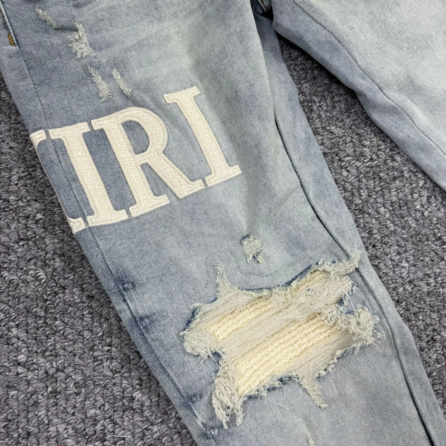 P260 Style number: H63 AMIRI & AMIRI new jeans linhchuan leather logo washed holes pattern denim shorts leg elastic denim trousers same style for men and women Accessories: complete accessories, all in original packaging, two hang tags to distinguish the low-end version outside, the hardware is standard to the authentic original version with logo aluminum alloy buckle, every detail makes it stand out from any version on the market Fabric: Genuine pattern-making and standard genuine custom-made imported fabrics using unique washing and dyeing methods, and individually hand-painted - hand-painted ripped micro-elastic jeans Color: blue with white letters Size: 30 32 34 36