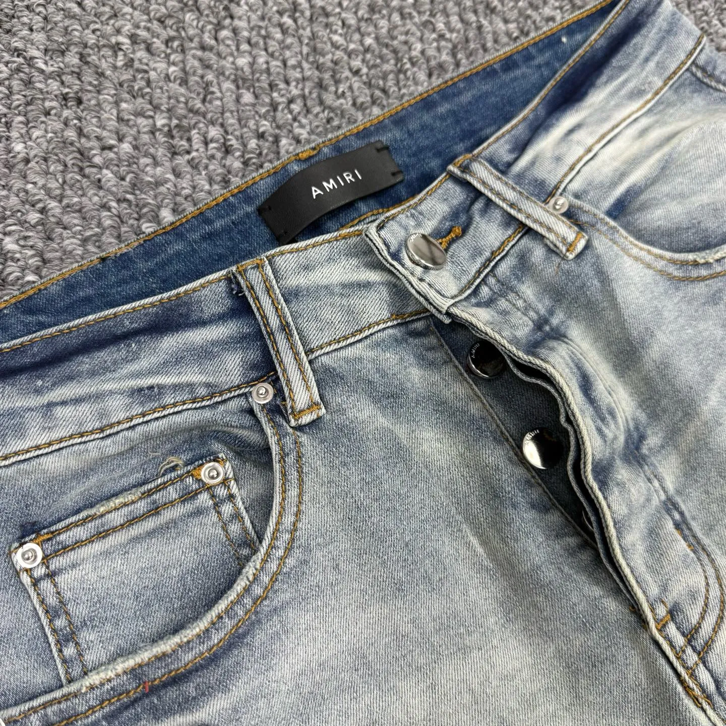P260 Style number: H63 AMIRI & AMIRI new jeans linhchuan leather logo washed holes pattern denim shorts leg elastic denim trousers same style for men and women Accessories: complete accessories, all in original packaging, two hang tags to distinguish the low-end version outside, the hardware is standard to the authentic original version with logo aluminum alloy buckle, every detail makes it stand out from any version on the market Fabric: Genuine pattern-making and standard genuine custom-made imported fabrics using unique washing and dyeing methods, and individually hand-painted - hand-painted ripped micro-elastic jeans Color: blue with white letters Size: 30 32 34 36
