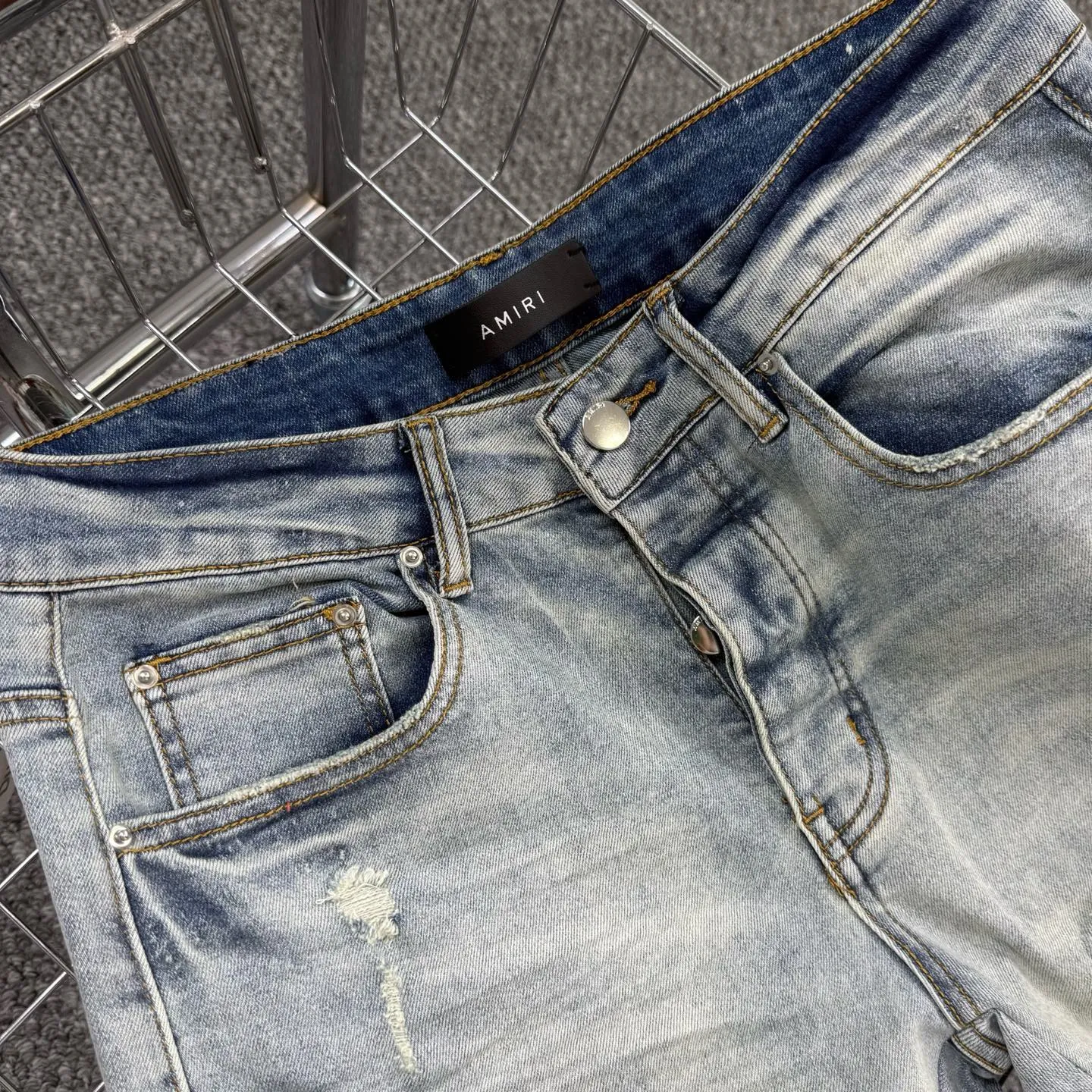 P260 Style number: H63 AMIRI & AMIRI new jeans linhchuan leather logo washed holes pattern denim shorts leg elastic denim trousers same style for men and women Accessories: complete accessories, all in original packaging, two hang tags to distinguish the low-end version outside, the hardware is standard to the authentic original version with logo aluminum alloy buckle, every detail makes it stand out from any version on the market Fabric: Genuine pattern-making and standard genuine custom-made imported fabrics using unique washing and dyeing methods, and individually hand-painted - hand-painted ripped micro-elastic jeans Color: blue with white letters Size: 30 32 34 36