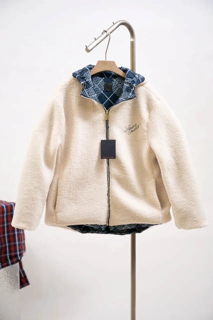 The new LV 24ss windproof jacket uses winter touches to interpret a double-sided modern design, which is not afraid of the cold wind and rain in mid-season. The outer layer of technical fabric is made of Damier Argyle rhombus with Marque L.Vuitton Déposée logo. When turned over, the soft texture of suede is revealed, and the handwritten Louis Vuitton logo is embroidered on the chest. Number of yards: 46.48.50.52.