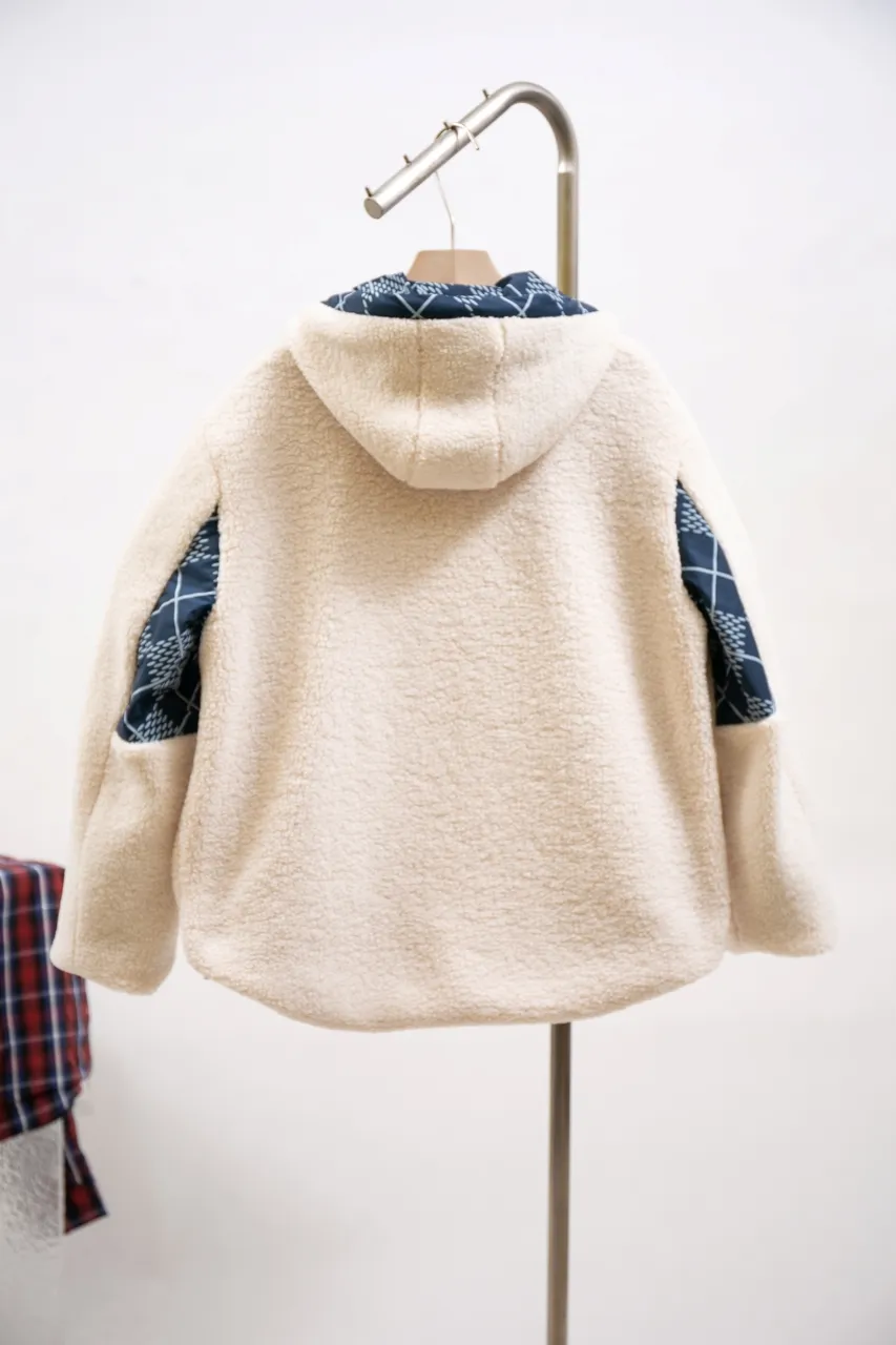 The new LV 24ss windproof jacket uses winter touches to interpret a double-sided modern design, which is not afraid of the cold wind and rain in mid-season. The outer layer of technical fabric is made of Damier Argyle rhombus with Marque L.Vuitton Déposée logo. When turned over, the soft texture of suede is revealed, and the handwritten Louis Vuitton logo is embroidered on the chest. Number of yards: 46.48.50.52.