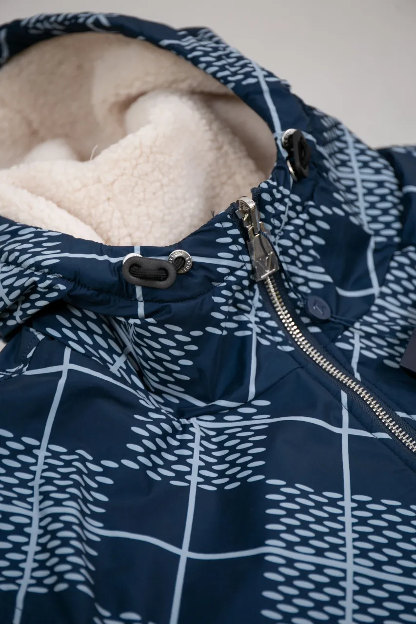 The new LV 24ss windproof jacket uses winter touches to interpret a double-sided modern design, which is not afraid of the cold wind and rain in mid-season. The outer layer of technical fabric is made of Damier Argyle rhombus with Marque L.Vuitton Déposée logo. When turned over, the soft texture of suede is revealed, and the handwritten Louis Vuitton logo is embroidered on the chest. Number of yards: 46.48.50.52.