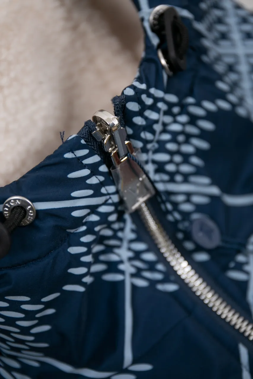 The new LV 24ss windproof jacket uses winter touches to interpret a double-sided modern design, which is not afraid of the cold wind and rain in mid-season. The outer layer of technical fabric is made of Damier Argyle rhombus with Marque L.Vuitton Déposée logo. When turned over, the soft texture of suede is revealed, and the handwritten Louis Vuitton logo is embroidered on the chest. Number of yards: 46.48.50.52.