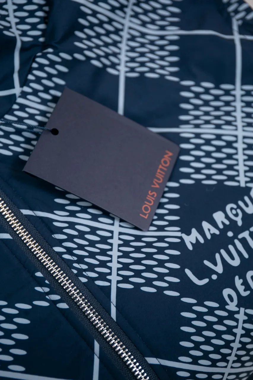 The new LV 24ss windproof jacket uses winter touches to interpret a double-sided modern design, which is not afraid of the cold wind and rain in mid-season. The outer layer of technical fabric is made of Damier Argyle rhombus with Marque L.Vuitton Déposée logo. When turned over, the soft texture of suede is revealed, and the handwritten Louis Vuitton logo is embroidered on the chest. Number of yards: 46.48.50.52.