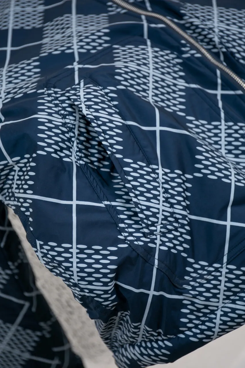The new LV 24ss windproof jacket uses winter touches to interpret a double-sided modern design, which is not afraid of the cold wind and rain in mid-season. The outer layer of technical fabric is made of Damier Argyle rhombus with Marque L.Vuitton Déposée logo. When turned over, the soft texture of suede is revealed, and the handwritten Louis Vuitton logo is embroidered on the chest. Number of yards: 46.48.50.52.