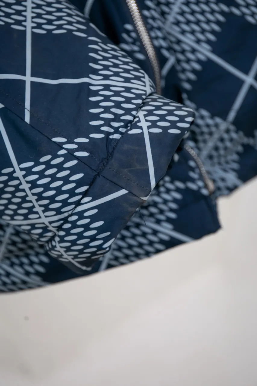 The new LV 24ss windproof jacket uses winter touches to interpret a double-sided modern design, which is not afraid of the cold wind and rain in mid-season. The outer layer of technical fabric is made of Damier Argyle rhombus with Marque L.Vuitton Déposée logo. When turned over, the soft texture of suede is revealed, and the handwritten Louis Vuitton logo is embroidered on the chest. Number of yards: 46.48.50.52.