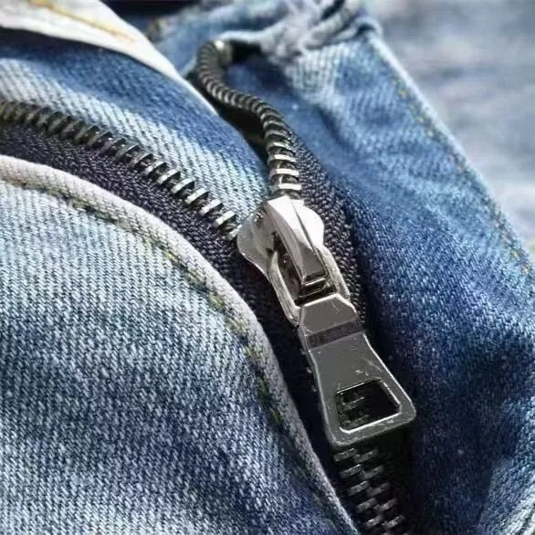 #M09 P168💰 AMIRI patch embroidery jeans trousers AMIRI high street basic ripped tight elastic jeans trousers amiri brand jeans break the production process and cutting of the original jeans, the fabrics are softer and more comfortable Hand-sewn collar label Customized logo buttons Genuine leather tag Color: blue Size: 30-32-34-36