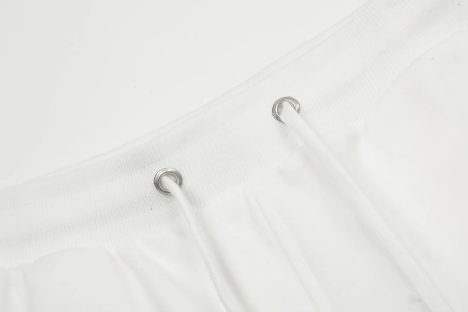 AMI/Amy Big Love Chapter Embroidery Classic Shorts Put aside all the messy words and let’s go directly to the product parameters: ✅380g customized rough-feel fabric ✅Correct workmanship Every detail is 100% restored to the official website ✅The thread is made of 500g high-gram heavyweight pure cotton thread Custom-woven and dyed in the same color in the same tank No color difference with the fabric Machine washable and washed, not easy to deform ✅No comparison and no damage Differentiated from the market currency Correct workmanship details High-quality pure cotton fabric ✅The webbing is made of custom-dyed high-density and high-thickness webbing. Benchmark the official website. ✅The only correct embroidery of the same material on the market. Distinguish the fake ones on the market. ✅The version follows the official website. It is loose and slim and can wear 210 pounds. There is no pressure for global shopping. Size: S-XL. Color (6 colors): Black and black, black and red, white and black, white and red, navy and gray.
