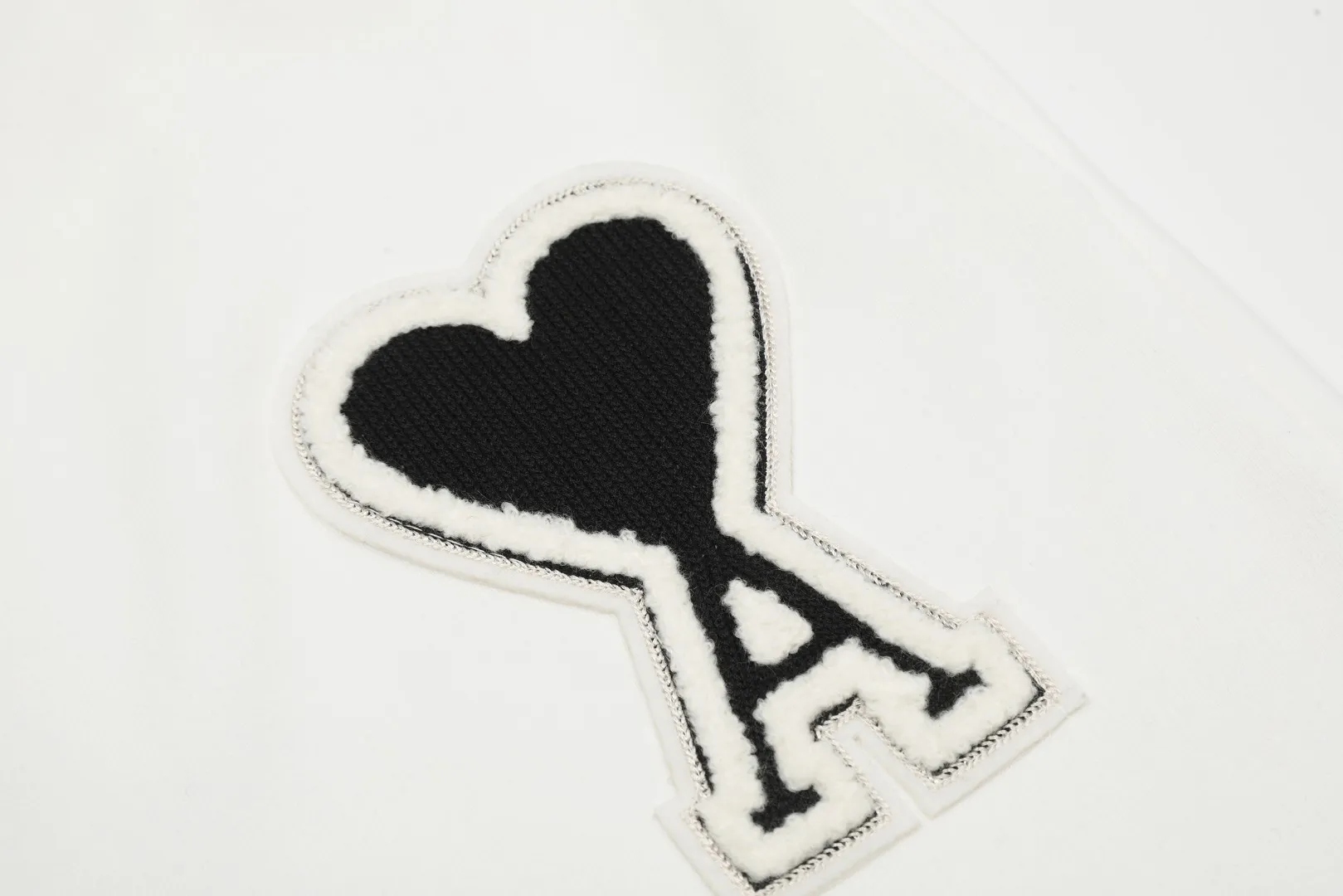 AMI/Amy Big Love Chapter Embroidery Classic Shorts Put aside all the messy words and let’s go directly to the product parameters: ✅380g customized rough-feel fabric ✅Correct workmanship Every detail is 100% restored to the official website ✅The thread is made of 500g high-gram heavyweight pure cotton thread Custom-woven and dyed in the same color in the same tank No color difference with the fabric Machine washable and washed, not easy to deform ✅No comparison and no damage Differentiated from the market currency Correct workmanship details High-quality pure cotton fabric ✅The webbing is made of custom-dyed high-density and high-thickness webbing. Benchmark the official website. ✅The only correct embroidery of the same material on the market. Distinguish the fake ones on the market. ✅The version follows the official website. It is loose and slim and can wear 210 pounds. There is no pressure for global shopping. Size: S-XL. Color (6 colors): Black and black, black and red, white and black, white and red, navy and gray.