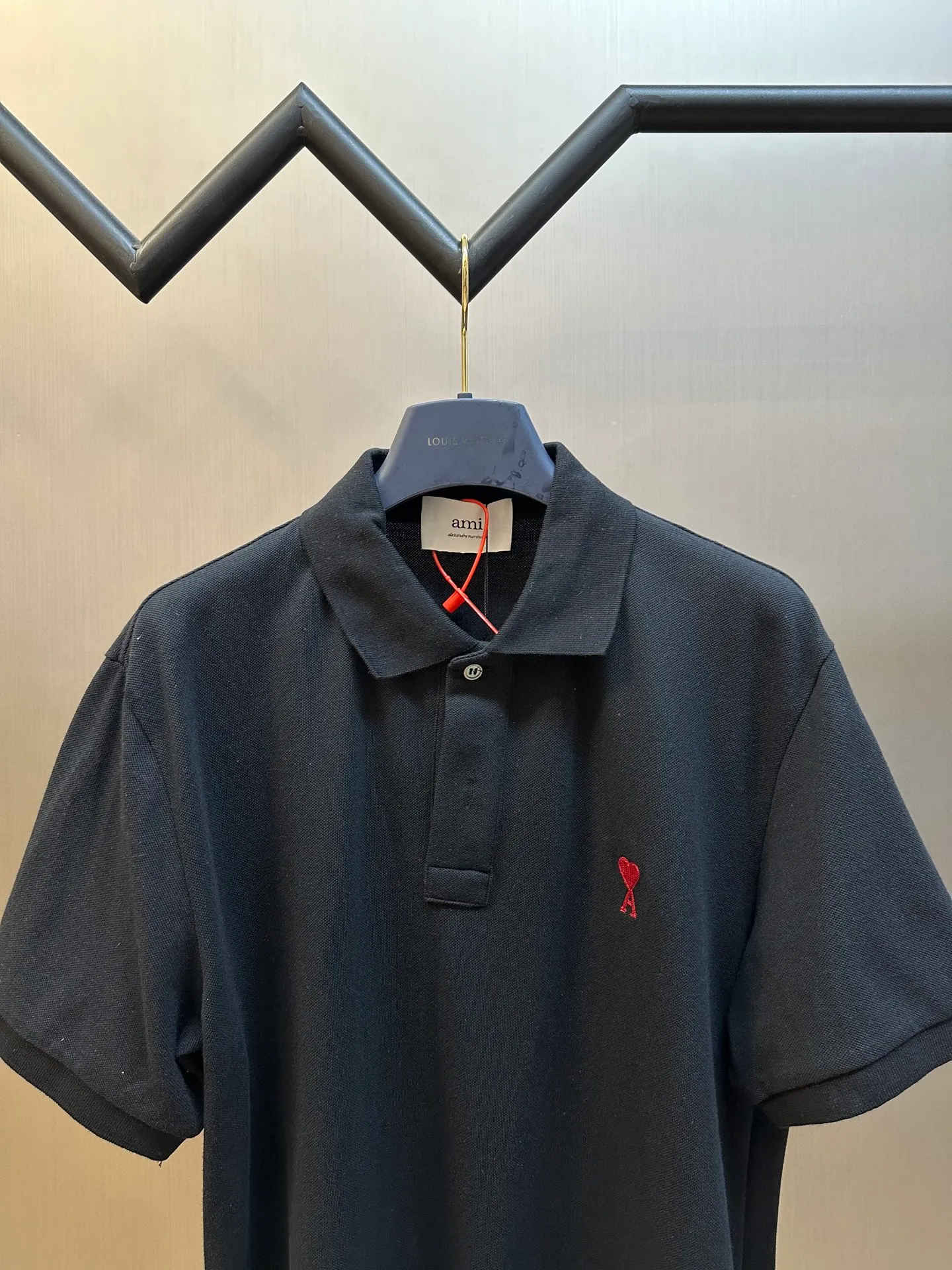 🅿️310 Ami Paris Love Embroidered Polo Shirt is made of custom-made Dreamweaver honeycomb cotton. A bright red love heart appears on the chest like a work of art. It complements the AMI embroidery on the back and adds brand recognition.  Adopt imported machine embroidery technology, use advanced computer control system and precision mechanical components to realize Ami love embroidery work size: s m l xl