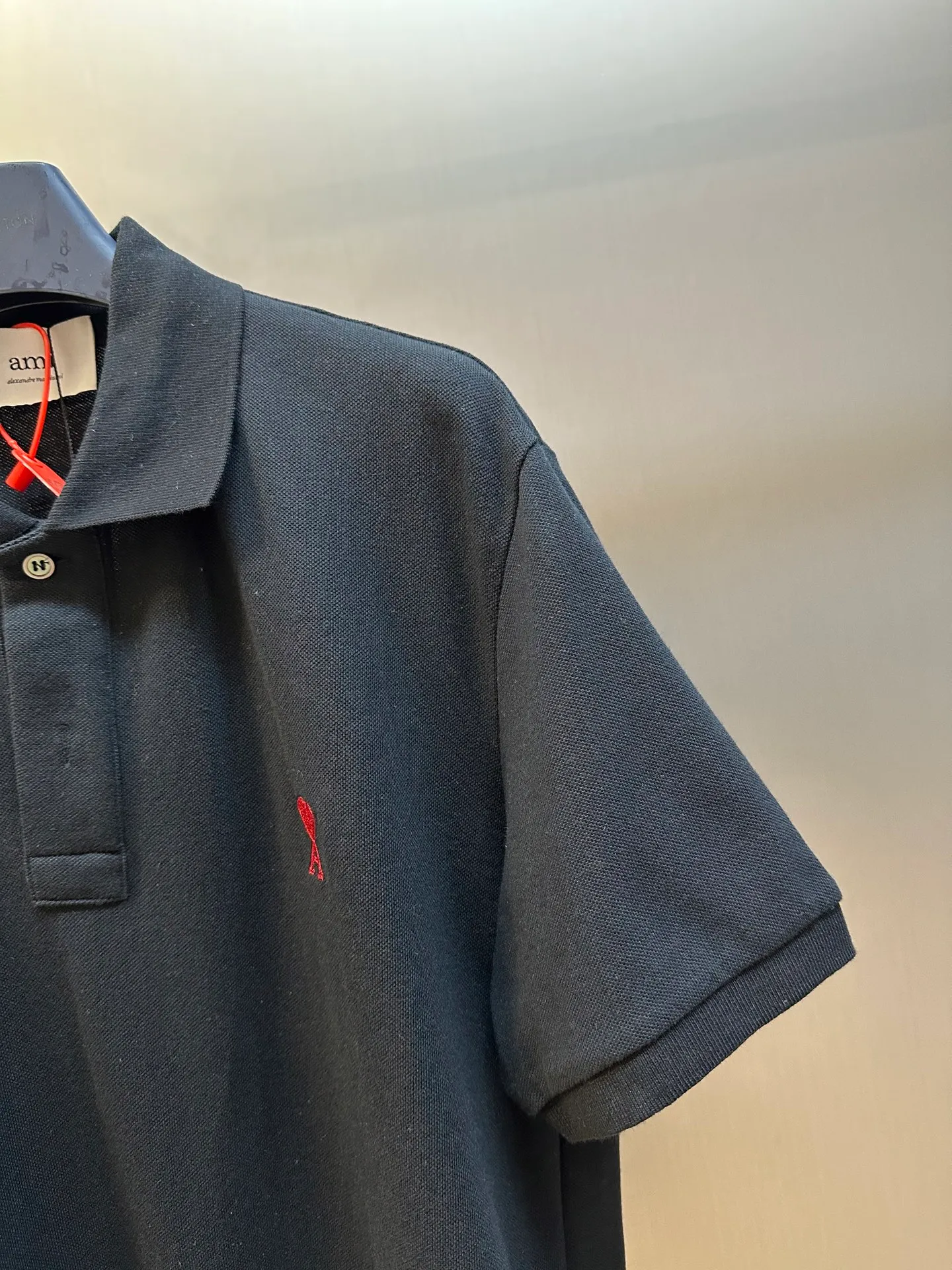 🅿️310 Ami Paris Love Embroidered Polo Shirt is made of custom-made Dreamweaver honeycomb cotton. A bright red love heart appears on the chest like a work of art. It complements the AMI embroidery on the back and adds brand recognition.  Adopt imported machine embroidery technology, use advanced computer control system and precision mechanical components to realize Ami love embroidery work size: s m l xl
