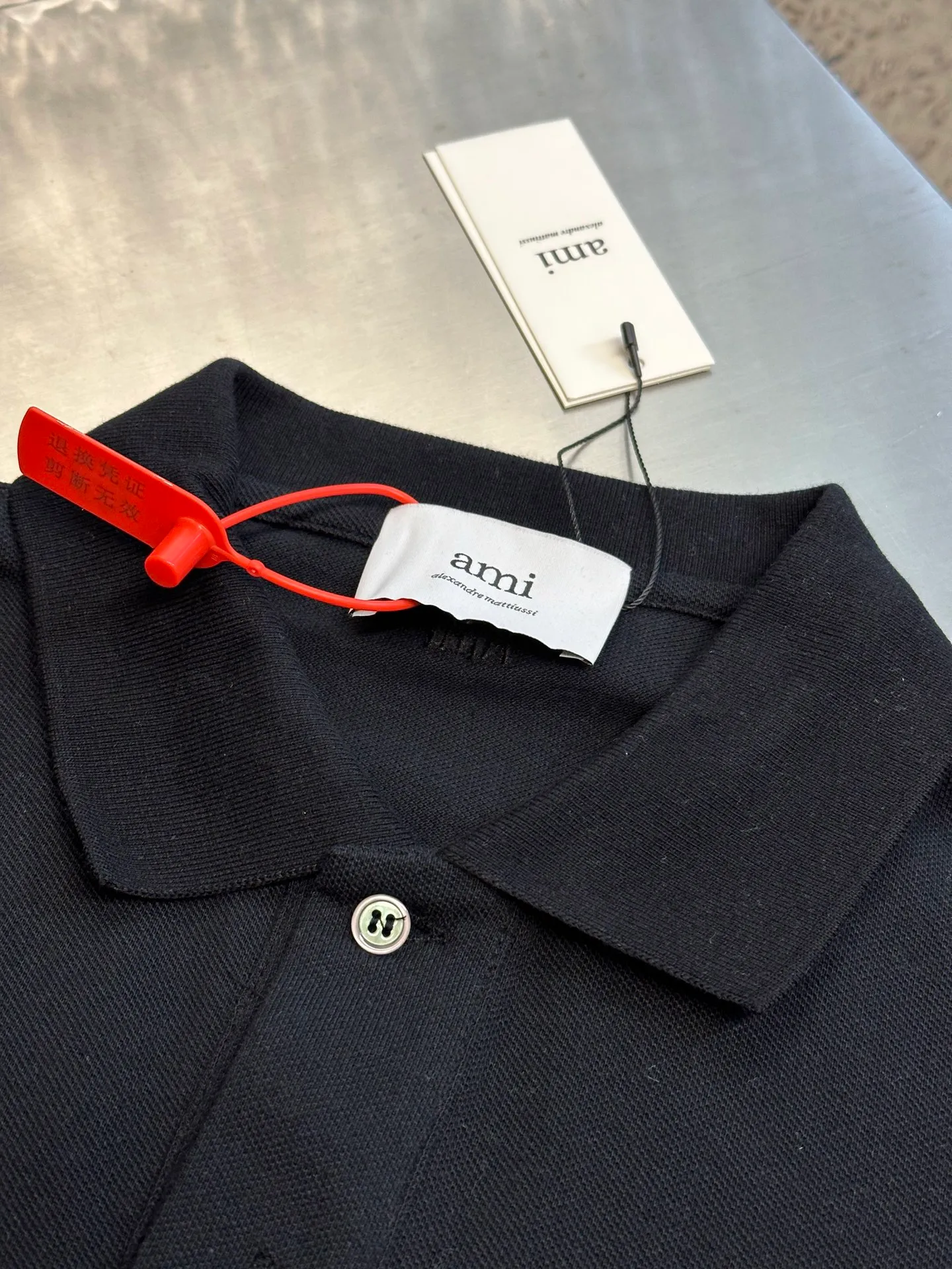 🅿️310 Ami Paris Love Embroidered Polo Shirt is made of custom-made Dreamweaver honeycomb cotton. A bright red love heart appears on the chest like a work of art. It complements the AMI embroidery on the back and adds brand recognition.  Adopt imported machine embroidery technology, use advanced computer control system and precision mechanical components to realize Ami love embroidery work size: s m l xl