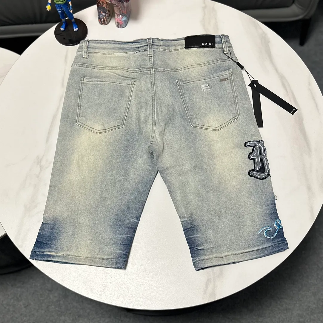 P170 Amiri classic embroidered leather distressed lettered denim slim shorts. Produced by a major washed factory. Full of high-end feel. Knee part damage design with patchwork design. Already used as a facade design. Leather waist nameplate. The focus of this style is not on washing, but on the shape and version of the damage. The secret lies in the craftsmanship of the master. The cost of post-production fraying, horse cutting, knife cutting, etc. These hand-made products are far beyond comparison with assembly line products. Color: Picture color Size: 30-32-34-36