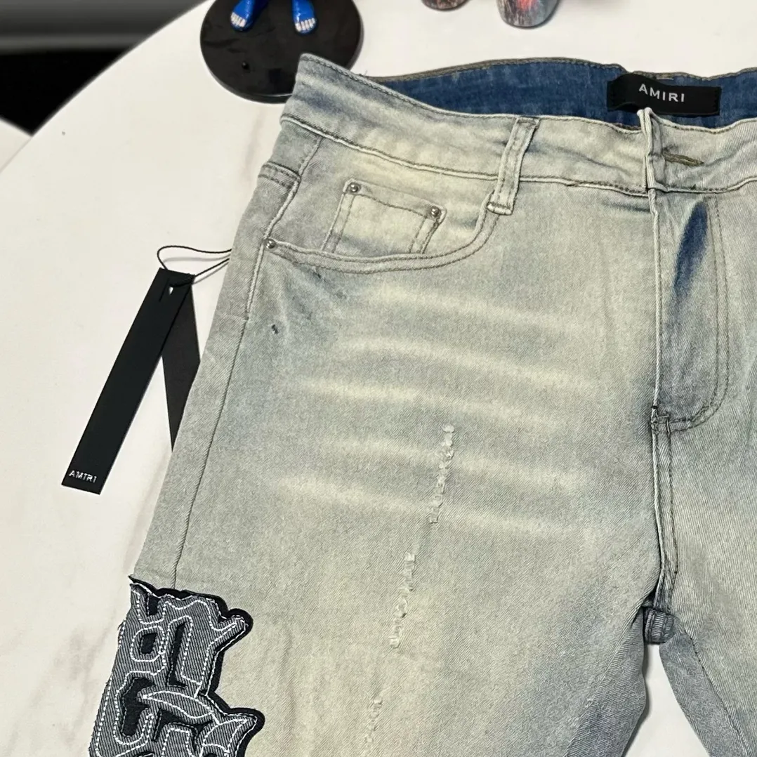 P170 Amiri classic embroidered leather distressed lettered denim slim shorts. Produced by a major washed factory. Full of high-end feel. Knee part damage design with patchwork design. Already used as a facade design. Leather waist nameplate. The focus of this style is not on washing, but on the shape and version of the damage. The secret lies in the craftsmanship of the master. The cost of post-production fraying, horse cutting, knife cutting, etc. These hand-made products are far beyond comparison with assembly line products. Color: Picture color Size: 30-32-34-36