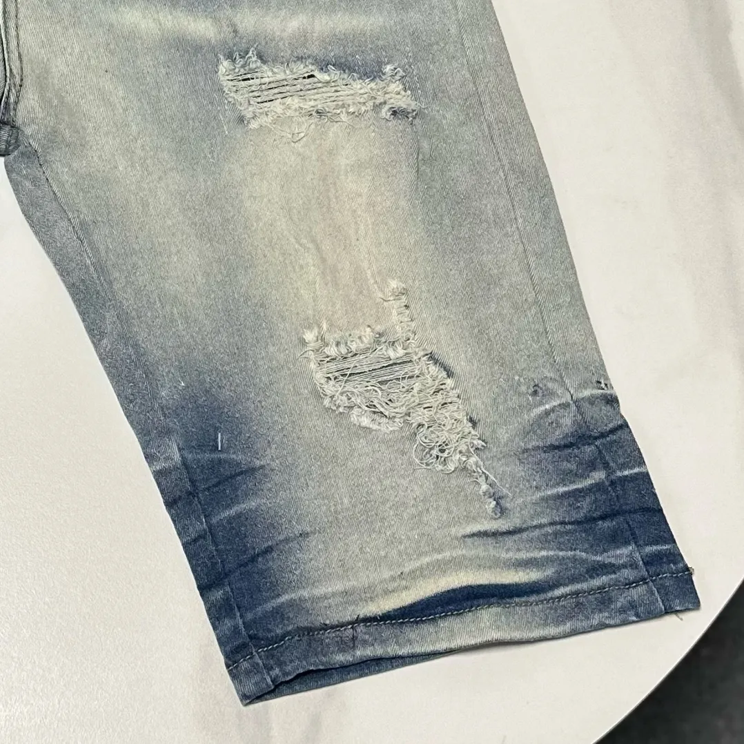 P170 Amiri classic embroidered leather distressed lettered denim slim shorts. Produced by a major washed factory. Full of high-end feel. Knee part damage design with patchwork design. Already used as a facade design. Leather waist nameplate. The focus of this style is not on washing, but on the shape and version of the damage. The secret lies in the craftsmanship of the master. The cost of post-production fraying, horse cutting, knife cutting, etc. These hand-made products are far beyond comparison with assembly line products. Color: Picture color Size: 30-32-34-36