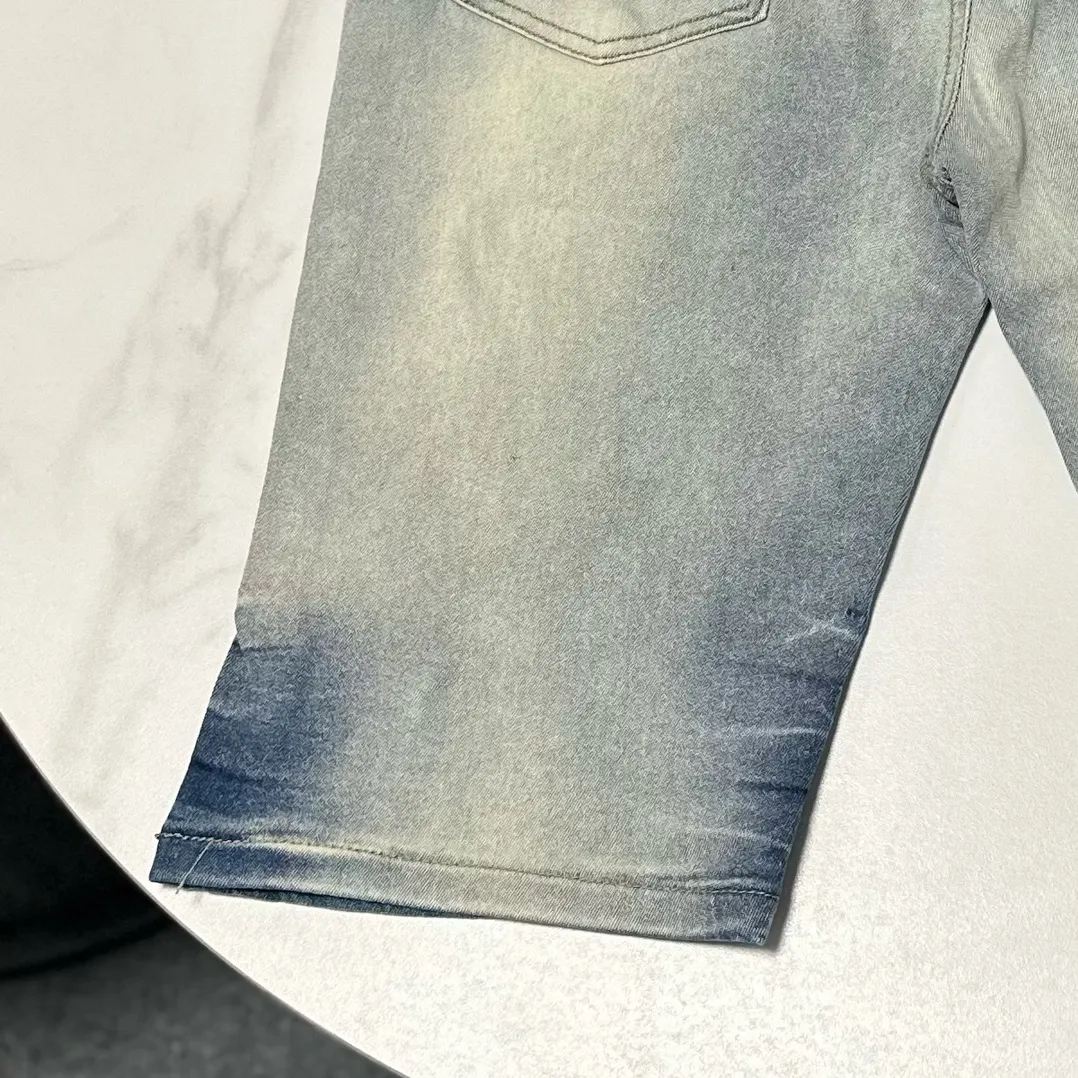 P170 Amiri classic embroidered leather distressed lettered denim slim shorts. Produced by a major washed factory. Full of high-end feel. Knee part damage design with patchwork design. Already used as a facade design. Leather waist nameplate. The focus of this style is not on washing, but on the shape and version of the damage. The secret lies in the craftsmanship of the master. The cost of post-production fraying, horse cutting, knife cutting, etc. These hand-made products are far beyond comparison with assembly line products. Color: Picture color Size: 30-32-34-36