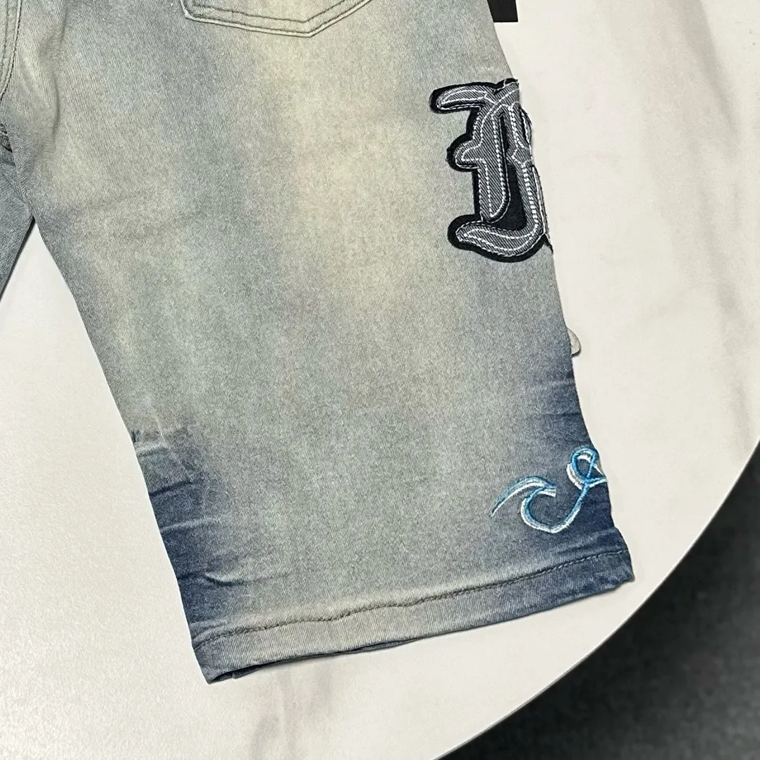 P170 Amiri classic embroidered leather distressed lettered denim slim shorts. Produced by a major washed factory. Full of high-end feel. Knee part damage design with patchwork design. Already used as a facade design. Leather waist nameplate. The focus of this style is not on washing, but on the shape and version of the damage. The secret lies in the craftsmanship of the master. The cost of post-production fraying, horse cutting, knife cutting, etc. These hand-made products are far beyond comparison with assembly line products. Color: Picture color Size: 30-32-34-36