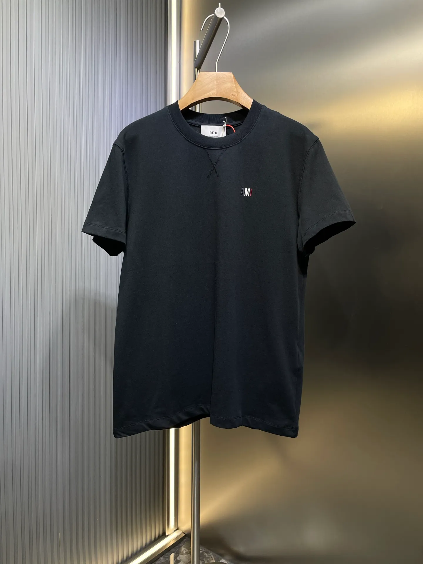 🅿️260 Ami Paris🌟【Top original order】Capsule embroidered short sleeves. Customized luxury high-precision cotton essence. Soft and delicate, comfortable and close to the skin. Indulge in the depth of black. Blue, white and red AMI capsule embroidery on the chest. The collision of blue, white and red colors is like a smart artistic symbol. It complements the rear ❤️A to add brand recognition. It uses a minimalist shape to contain the soul of fashion. Process 1: Adopt imported machine embroidery process, use advanced computer control system and precision mechanical components to realize Ami capsule three-color embroidery and ❤️A embroidery operations with high precision and smooth and delicate lines. Process 2: The fabrics are washed and have a better hand feel. Not easy to deform, not easy to shrink, not easy to fade, and maintain long-term beauty. Accessories: Customized 1:1 Ami trademark. Version: Loose version. Size: S M L XL