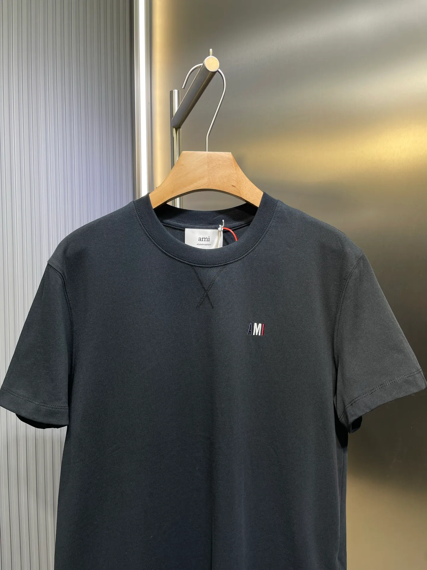🅿️260 Ami Paris🌟【Top original order】Capsule embroidered short sleeves. Customized luxury high-precision cotton essence. Soft and delicate, comfortable and close to the skin. Indulge in the depth of black. Blue, white and red AMI capsule embroidery on the chest. The collision of blue, white and red colors is like a smart artistic symbol. It complements the rear ❤️A to add brand recognition. It uses a minimalist shape to contain the soul of fashion. Process 1: Adopt imported machine embroidery process, use advanced computer control system and precision mechanical components to realize Ami capsule three-color embroidery and ❤️A embroidery operations with high precision and smooth and delicate lines. Process 2: The fabrics are washed and have a better hand feel. Not easy to deform, not easy to shrink, not easy to fade, and maintain long-term beauty. Accessories: Customized 1:1 Ami trademark. Version: Loose version. Size: S M L XL