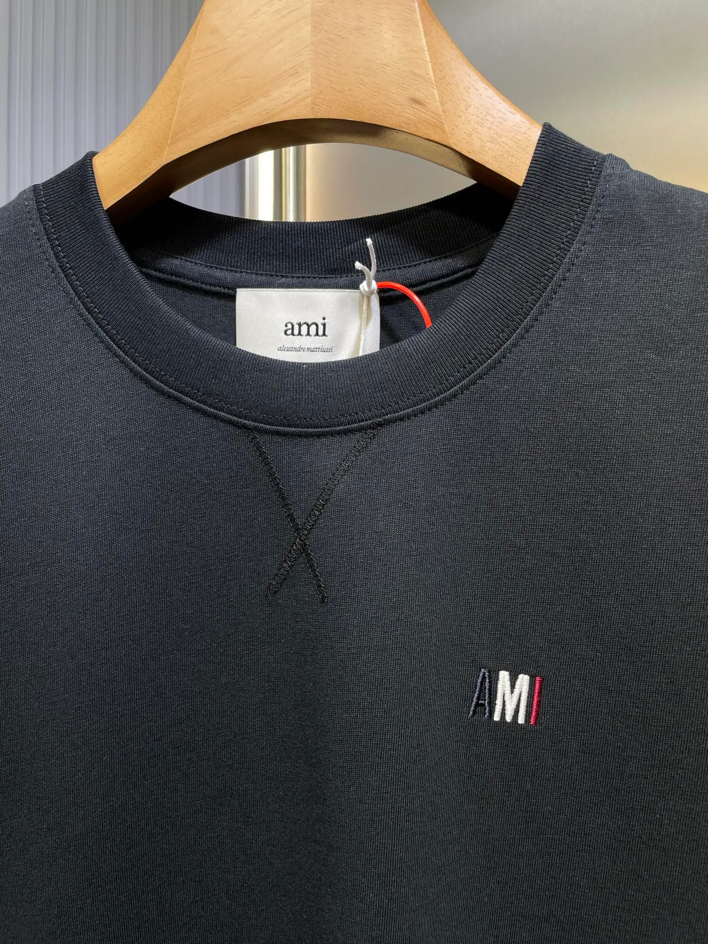 🅿️260 Ami Paris🌟【Top original order】Capsule embroidered short sleeves. Customized luxury high-precision cotton essence. Soft and delicate, comfortable and close to the skin. Indulge in the depth of black. Blue, white and red AMI capsule embroidery on the chest. The collision of blue, white and red colors is like a smart artistic symbol. It complements the rear ❤️A to add brand recognition. It uses a minimalist shape to contain the soul of fashion. Process 1: Adopt imported machine embroidery process, use advanced computer control system and precision mechanical components to realize Ami capsule three-color embroidery and ❤️A embroidery operations with high precision and smooth and delicate lines. Process 2: The fabrics are washed and have a better hand feel. Not easy to deform, not easy to shrink, not easy to fade, and maintain long-term beauty. Accessories: Customized 1:1 Ami trademark. Version: Loose version. Size: S M L XL