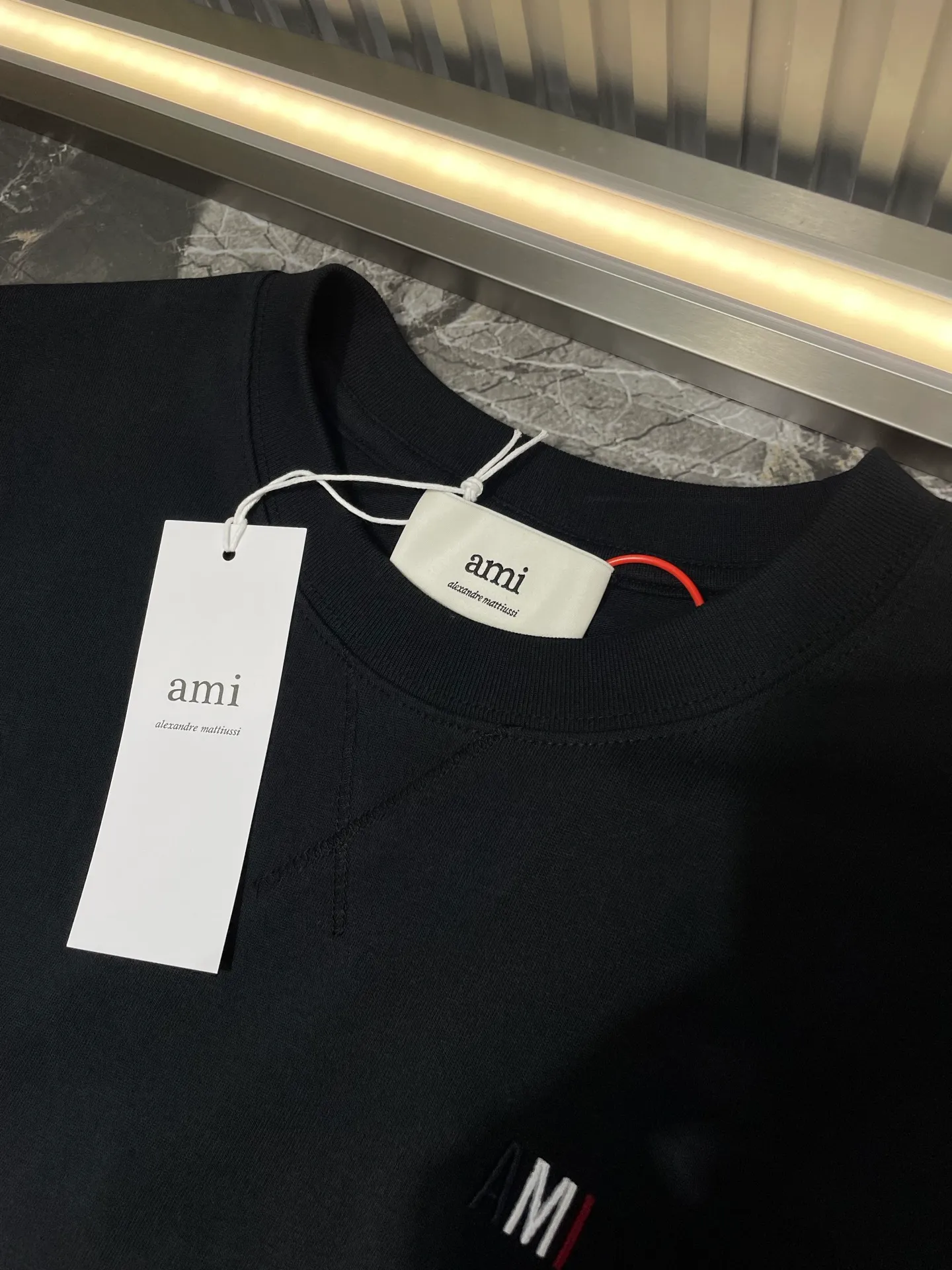🅿️260 Ami Paris🌟【Top original order】Capsule embroidered short sleeves. Customized luxury high-precision cotton essence. Soft and delicate, comfortable and close to the skin. Indulge in the depth of black. Blue, white and red AMI capsule embroidery on the chest. The collision of blue, white and red colors is like a smart artistic symbol. It complements the rear ❤️A to add brand recognition. It uses a minimalist shape to contain the soul of fashion. Process 1: Adopt imported machine embroidery process, use advanced computer control system and precision mechanical components to realize Ami capsule three-color embroidery and ❤️A embroidery operations with high precision and smooth and delicate lines. Process 2: The fabrics are washed and have a better hand feel. Not easy to deform, not easy to shrink, not easy to fade, and maintain long-term beauty. Accessories: Customized 1:1 Ami trademark. Version: Loose version. Size: S M L XL