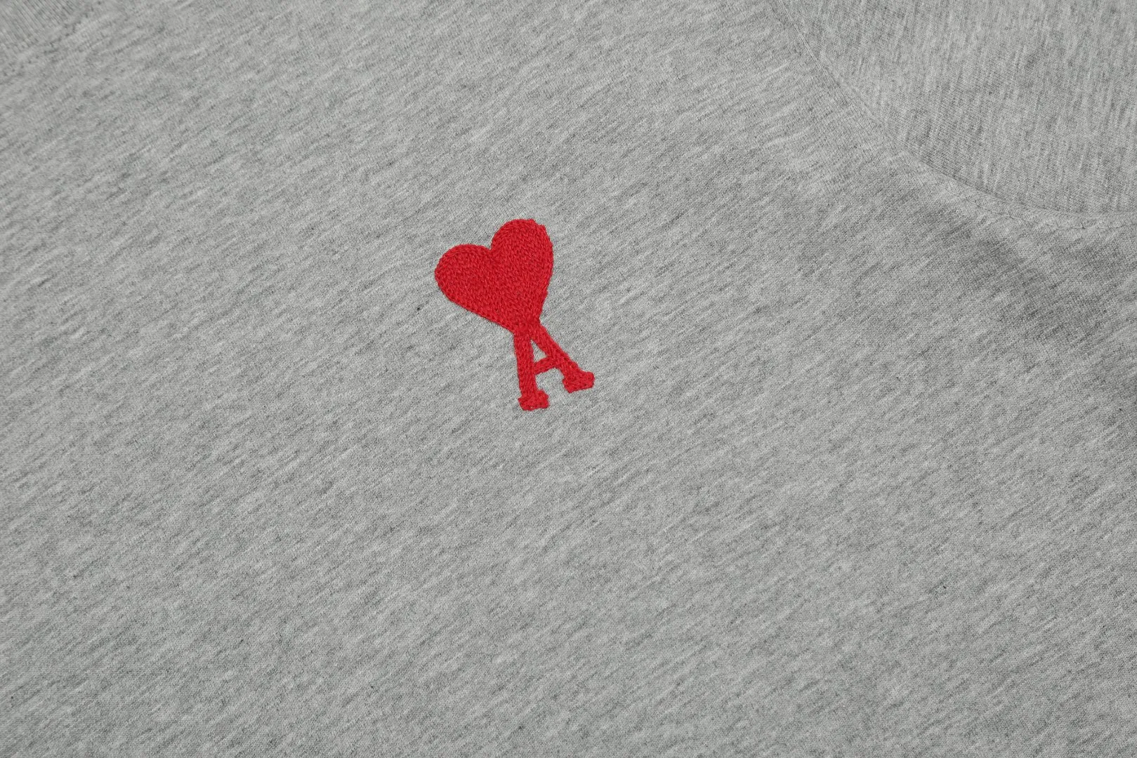 🅿️116 "The first quality in the market" Style number: LT3109# Ami Ami 2024ss spring and summer classic new embroidered love short sleeves We have been making this style for the third year. At the beginning, there were no counters in mainland China and we were already making it. The quality and details are invincible. Order with confidence and pay attention to the details. ✅2024 newly upgraded two-end folding handmade main wheat. Restore the counter. ✅240G Xinjiang long-staple cotton top double yarn. The shrinkage rate is controlled at 2%. Export-grade solid color quality, truly not easy to deform, shrink or fade. ✅Details are the only one in Guangzhou. Half-fold neck design at the counter. Complex workmanship. ✅The maximum size can be worn up to 230 catties. No pressure to export to Europe and the United States. Sizes S-XL Color (8 colors): Black, navy, oatmeal, pink, white, gray, light blue, rose pink