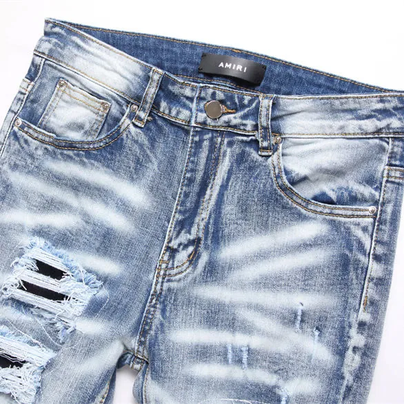 P186 Top replica AMIRI splash-ink medal patch embroidered jeans trousers AMIRI high street basic ripped tight stretch jeans trousers Amiriamiri is transliterated as Emil, which is the name of the founder. Mike Amiri, the founder of amiri, grew up in Los Angeles, USA. He was influenced by the local street culture Rock since childhood, so he founded the amiri brand named after himself. A variety of trendy brand clothing meets the needs of different fashion players. Amiri clothing has novel and unique styles and is a well-known street brand in the United States. Many of its styles and styles are loved by many street photographers. Various clothing styles meet the needs of different people, show their unique temperament, and show the trend of dressing. amiri's jeans are relatively famous. Not only do they have many styles, but the quality of the jeans is also very good. Many celebrities have also worn amiri brand jeans.  The jeans of the amiri brand break through the production process and cutting of the original jeans. The fabrics are relatively soft and comfortable, and are not as hard as some jeans, which can irritate the skin and cause the skin to bleed when worn. Los Angeles trendy brand Amiri's jeans are made with great detail from tailoring to texture, adding wrinkles, bullet holes, damage and other details to add to the trendiness of the jeans. You can choose the style that suits you according to your own needs. Only when you wear a suitable style can you have a certain sense of fashion.  In recent years, high street has become a word that appears more and more frequently in men's clothing. High street style has also become an important direction for everyone's matching. High street related items are basically inseparable from oversize or off-shoulder tops. The lower body is matched with trackpants or tight-fitting denim. In my opinion, the most representative one is perhaps annihilation. Color; picture color Size: m l xl xxl