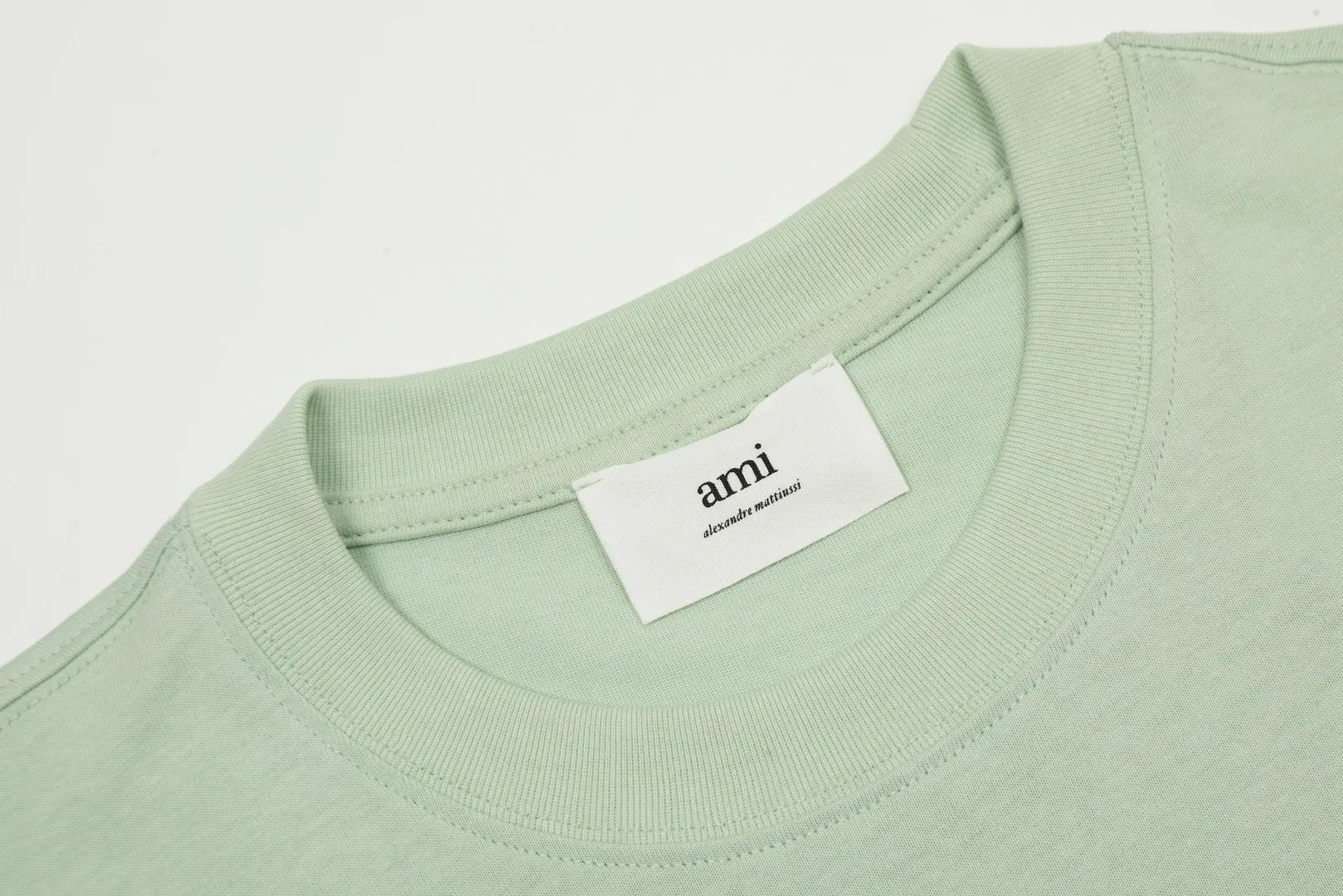 Ami Amy 2024ss Spring New Style Classic Metal Chapter Short Sleeves ✅Correct version of customized metal. There is no small embroidery mark on the reverse side. The maximum size can be worn up to 230 pounds. No pressure to export to Europe and the United States. Size S-XL Color: Black, White, Apricot, Navy Blue, Burgundy, Pink, Sky Blue, Mint Green