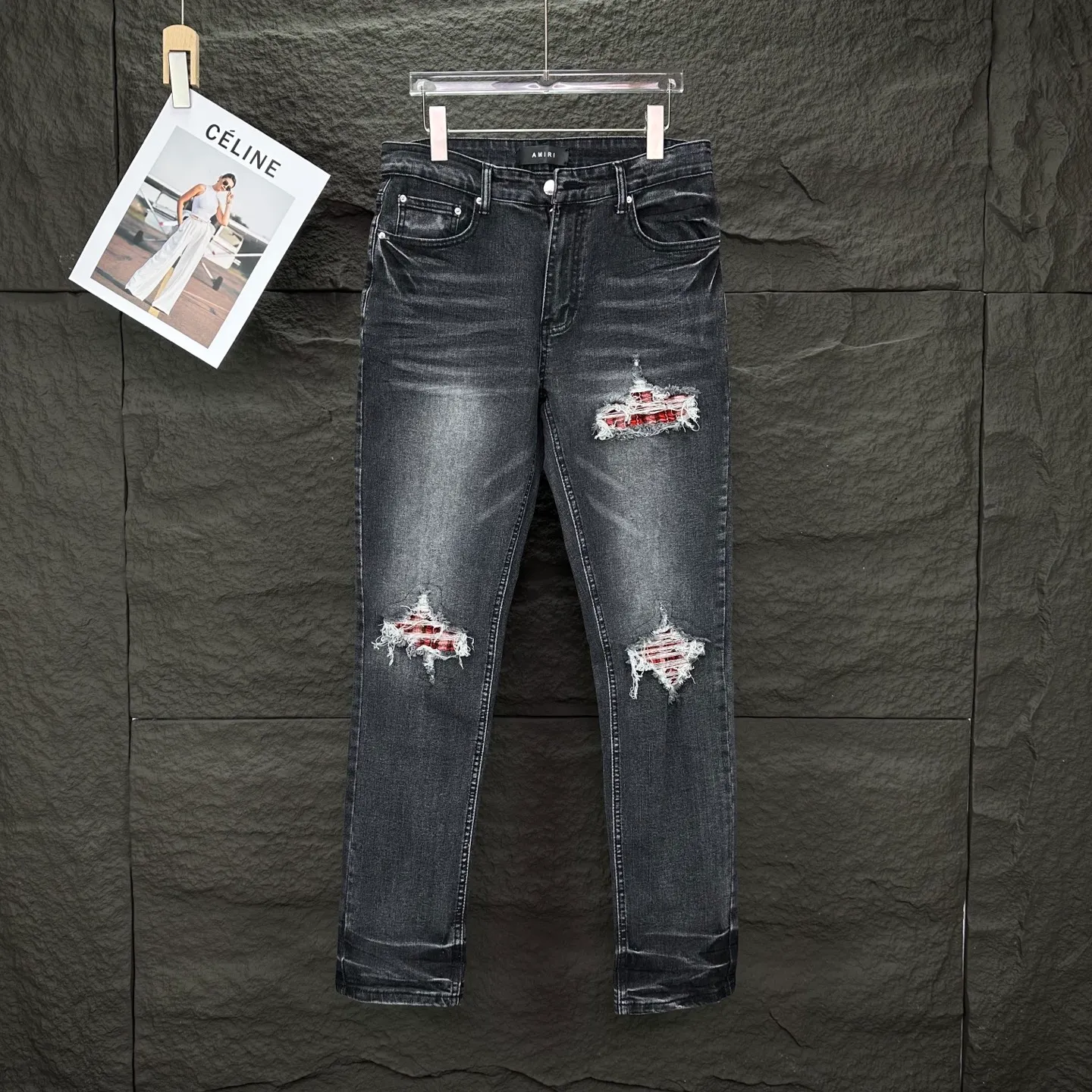 P240 Amiri 2025 new ripped red patch couple style washed stretch jeans 🔥High version🔥High version🔥 Top ceiling quality Styles with different washed textures are very friendly to people with thin legs and thick legs. The straight version is very flattering to the leg shape. Moderate length that never goes out of style, easy to match with casually, basic styling for various styles, a must-have in the wardrobe! The fabric is stiff but also makes the upper body soft without losing texture. The washing process is even more perfect. It is a must-have item for everyone! ! ! Washed wheat, hang tag, pants label, three complete labels, color: black, size: 28, 30, 32, 34 (four sizes)