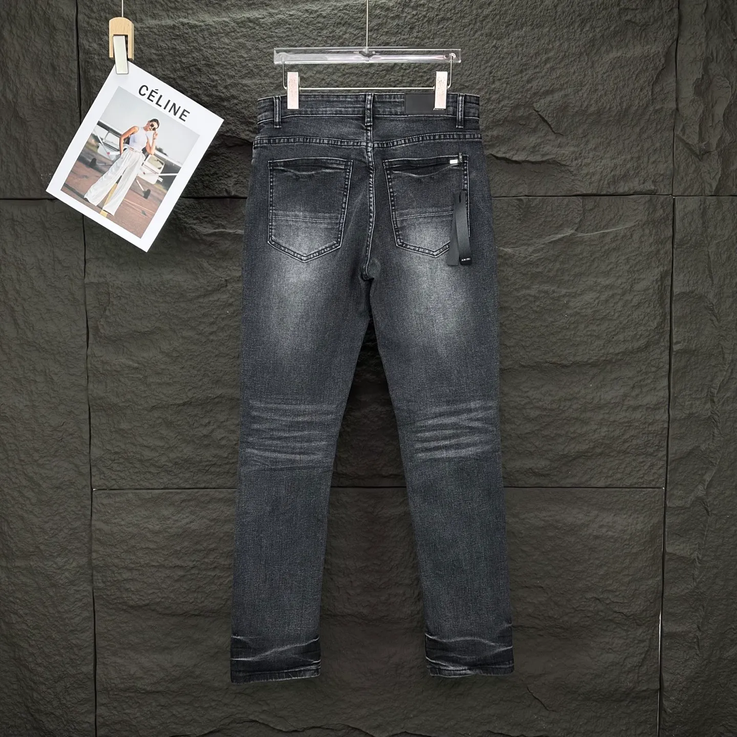 P240 Amiri 2025 new ripped red patch couple style washed stretch jeans 🔥High version🔥High version🔥 Top ceiling quality Styles with different washed textures are very friendly to people with thin legs and thick legs. The straight version is very flattering to the leg shape. Moderate length that never goes out of style, easy to match with casually, basic styling for various styles, a must-have in the wardrobe! The fabric is stiff but also makes the upper body soft without losing texture. The washing process is even more perfect. It is a must-have item for everyone! ! ! Washed wheat, hang tag, pants label, three complete labels, color: black, size: 28, 30, 32, 34 (four sizes)