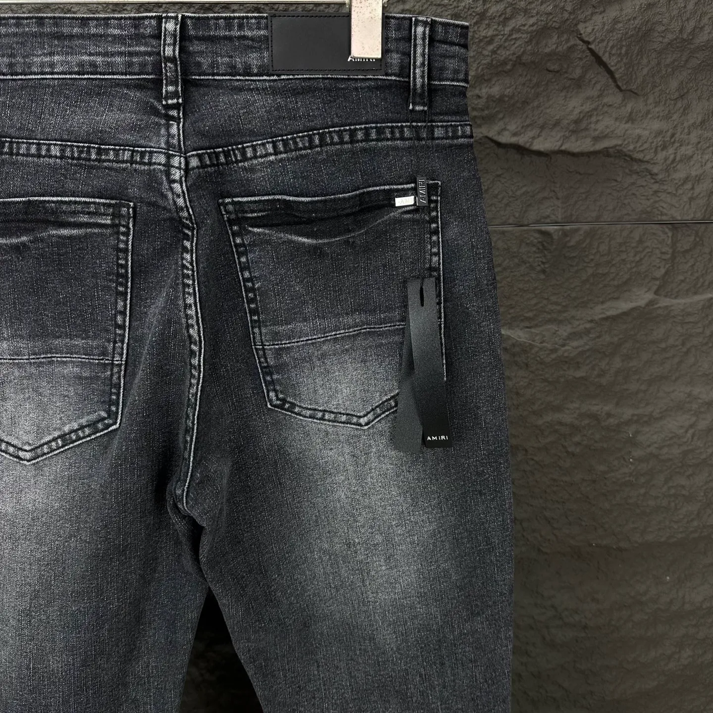 P240 Amiri 2025 new ripped red patch couple style washed stretch jeans 🔥High version🔥High version🔥 Top ceiling quality Styles with different washed textures are very friendly to people with thin legs and thick legs. The straight version is very flattering to the leg shape. Moderate length that never goes out of style, easy to match with casually, basic styling for various styles, a must-have in the wardrobe! The fabric is stiff but also makes the upper body soft without losing texture. The washing process is even more perfect. It is a must-have item for everyone! ! ! Washed wheat, hang tag, pants label, three complete labels, color: black, size: 28, 30, 32, 34 (four sizes)