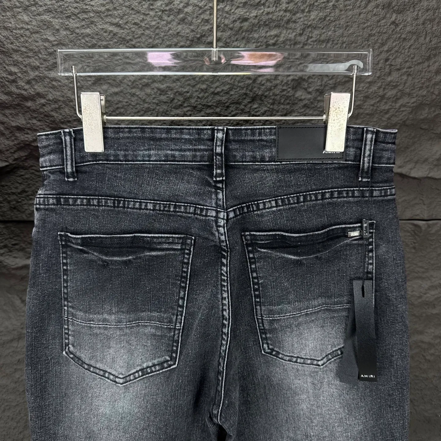 P240 Amiri 2025 new ripped red patch couple style washed stretch jeans 🔥High version🔥High version🔥 Top ceiling quality Styles with different washed textures are very friendly to people with thin legs and thick legs. The straight version is very flattering to the leg shape. Moderate length that never goes out of style, easy to match with casually, basic styling for various styles, a must-have in the wardrobe! The fabric is stiff but also makes the upper body soft without losing texture. The washing process is even more perfect. It is a must-have item for everyone! ! ! Washed wheat, hang tag, pants label, three complete labels, color: black, size: 28, 30, 32, 34 (four sizes)