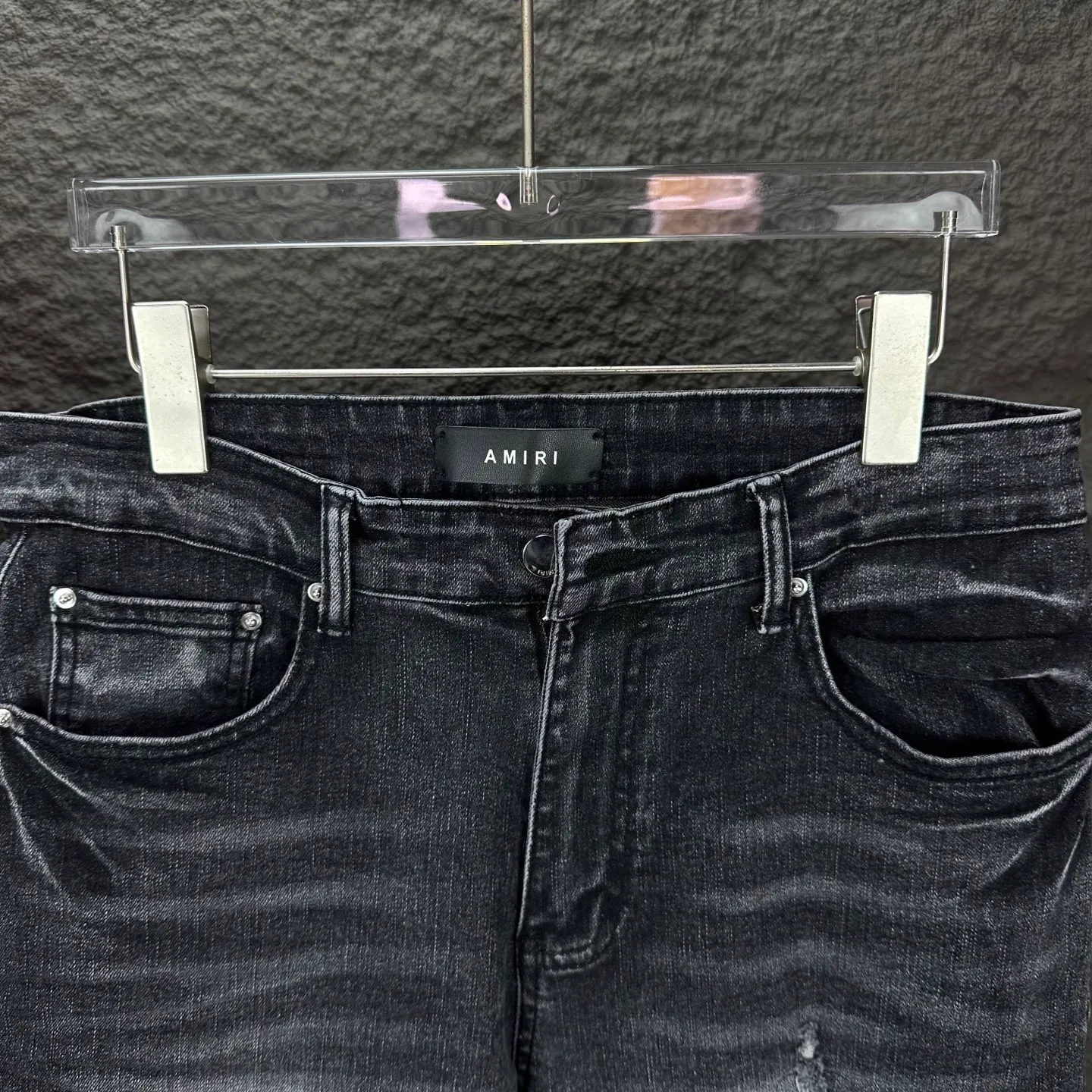 P240 Amiri 2025 new ripped red patch couple style washed stretch jeans 🔥High version🔥High version🔥 Top ceiling quality Styles with different washed textures are very friendly to people with thin legs and thick legs. The straight version is very flattering to the leg shape. Moderate length that never goes out of style, easy to match with casually, basic styling for various styles, a must-have in the wardrobe! The fabric is stiff but also makes the upper body soft without losing texture. The washing process is even more perfect. It is a must-have item for everyone! ! ! Washed wheat, hang tag, pants label, three complete labels, color: black, size: 28, 30, 32, 34 (four sizes)