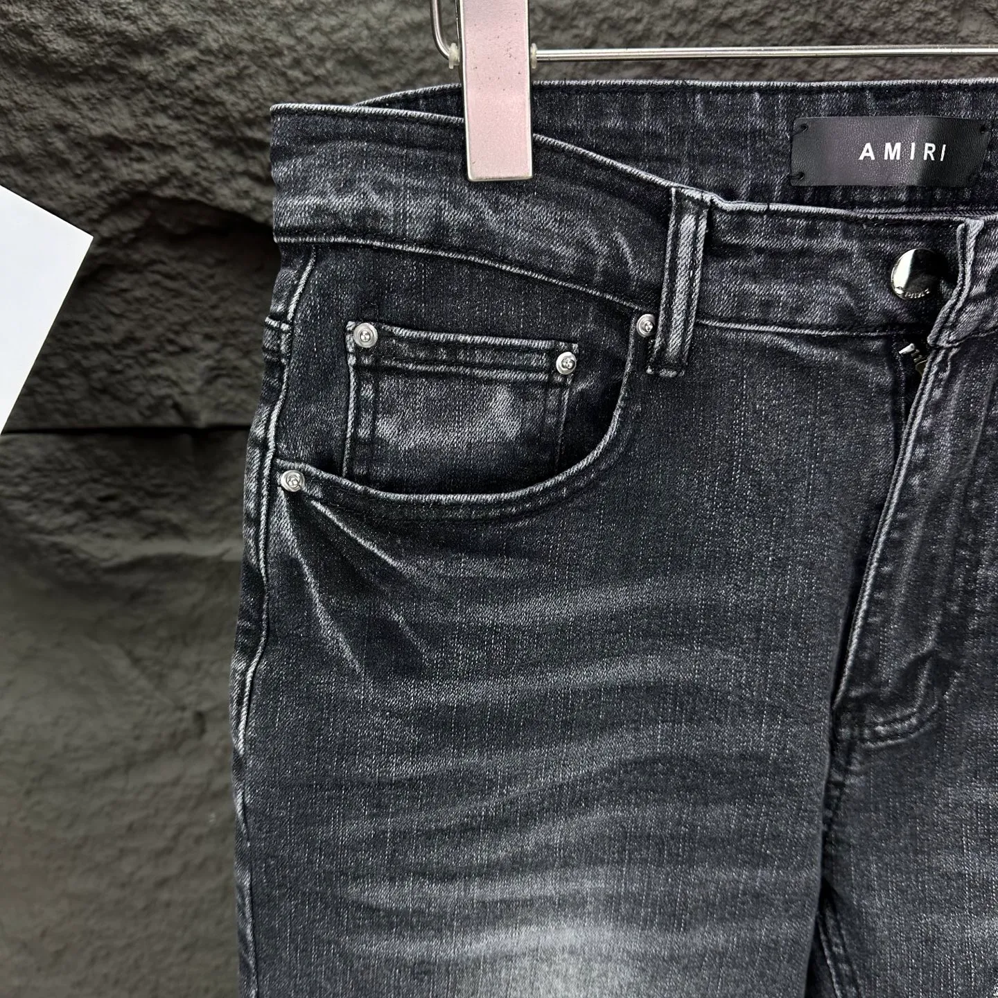 P240 Amiri 2025 new ripped red patch couple style washed stretch jeans 🔥High version🔥High version🔥 Top ceiling quality Styles with different washed textures are very friendly to people with thin legs and thick legs. The straight version is very flattering to the leg shape. Moderate length that never goes out of style, easy to match with casually, basic styling for various styles, a must-have in the wardrobe! The fabric is stiff but also makes the upper body soft without losing texture. The washing process is even more perfect. It is a must-have item for everyone! ! ! Washed wheat, hang tag, pants label, three complete labels, color: black, size: 28, 30, 32, 34 (four sizes)