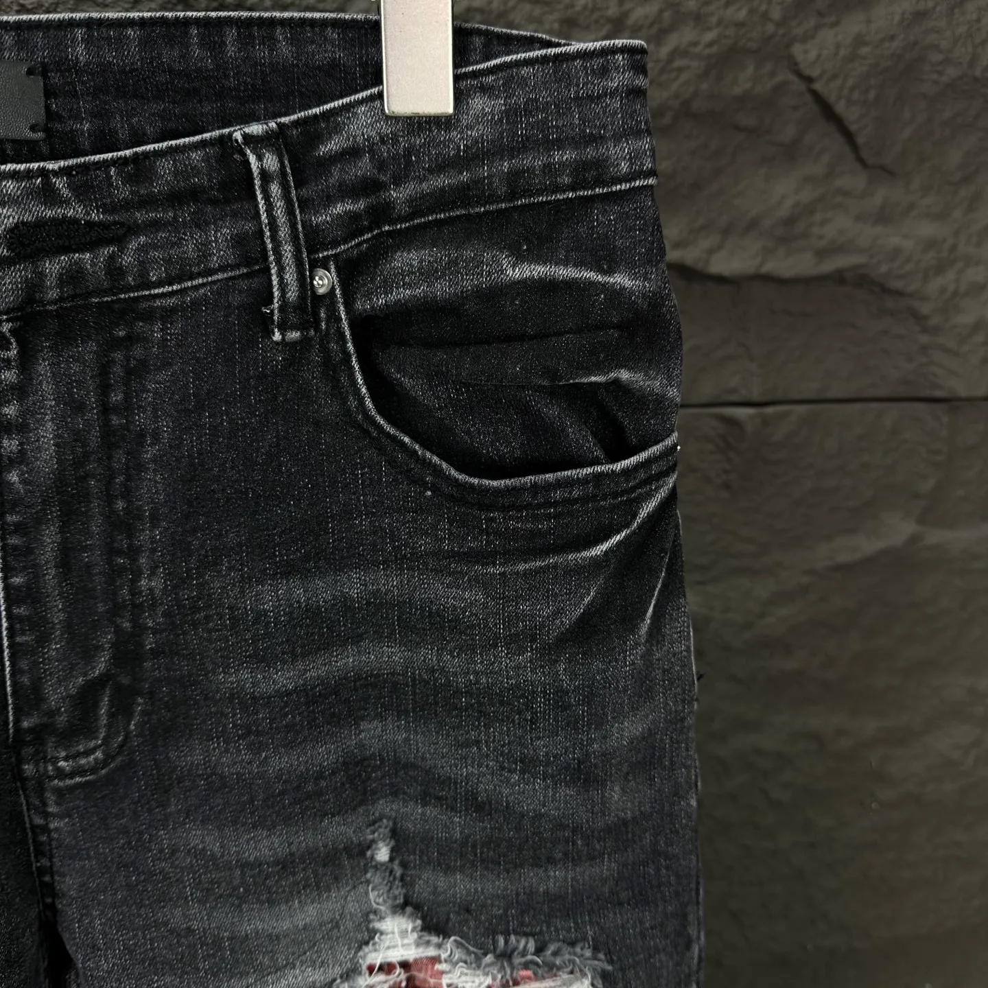 P240 Amiri 2025 new ripped red patch couple style washed stretch jeans 🔥High version🔥High version🔥 Top ceiling quality Styles with different washed textures are very friendly to people with thin legs and thick legs. The straight version is very flattering to the leg shape. Moderate length that never goes out of style, easy to match with casually, basic styling for various styles, a must-have in the wardrobe! The fabric is stiff but also makes the upper body soft without losing texture. The washing process is even more perfect. It is a must-have item for everyone! ! ! Washed wheat, hang tag, pants label, three complete labels, color: black, size: 28, 30, 32, 34 (four sizes)