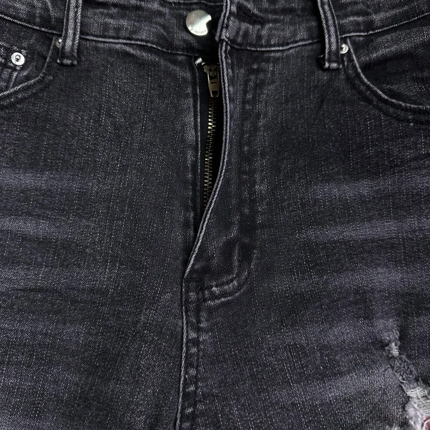 P240 Amiri 2025 new ripped red patch couple style washed stretch jeans 🔥High version🔥High version🔥 Top ceiling quality Styles with different washed textures are very friendly to people with thin legs and thick legs. The straight version is very flattering to the leg shape. Moderate length that never goes out of style, easy to match with casually, basic styling for various styles, a must-have in the wardrobe! The fabric is stiff but also makes the upper body soft without losing texture. The washing process is even more perfect. It is a must-have item for everyone! ! ! Washed wheat, hang tag, pants label, three complete labels, color: black, size: 28, 30, 32, 34 (four sizes)