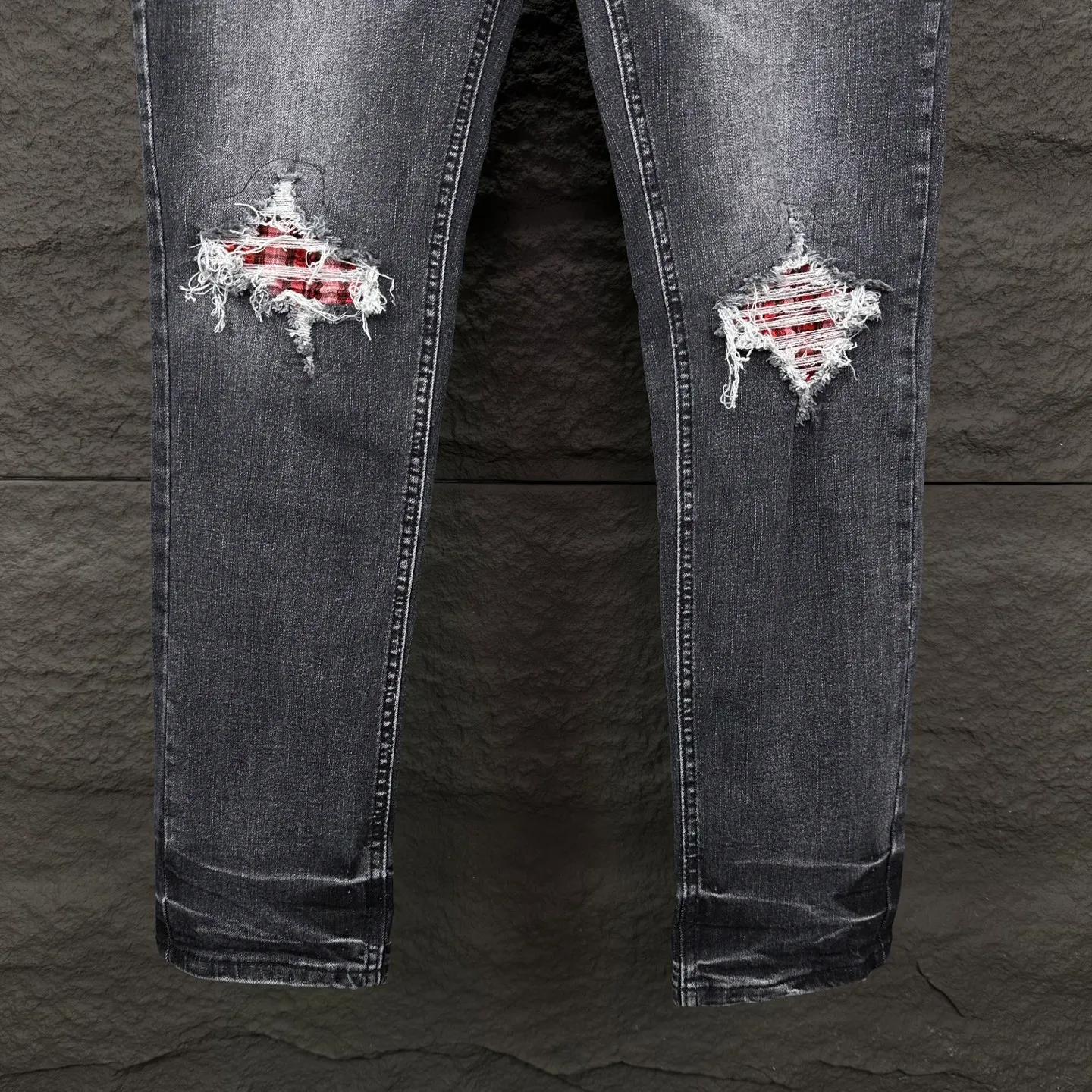 P240 Amiri 2025 new ripped red patch couple style washed stretch jeans 🔥High version🔥High version🔥 Top ceiling quality Styles with different washed textures are very friendly to people with thin legs and thick legs. The straight version is very flattering to the leg shape. Moderate length that never goes out of style, easy to match with casually, basic styling for various styles, a must-have in the wardrobe! The fabric is stiff but also makes the upper body soft without losing texture. The washing process is even more perfect. It is a must-have item for everyone! ! ! Washed wheat, hang tag, pants label, three complete labels, color: black, size: 28, 30, 32, 34 (four sizes)