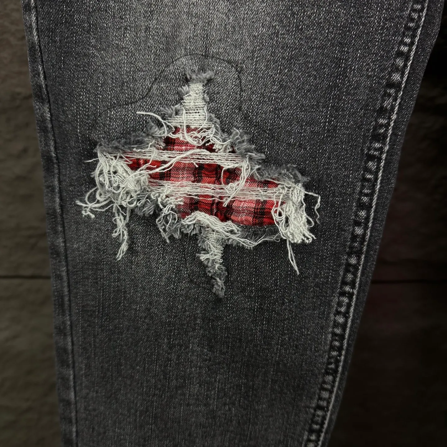 P240 Amiri 2025 new ripped red patch couple style washed stretch jeans 🔥High version🔥High version🔥 Top ceiling quality Styles with different washed textures are very friendly to people with thin legs and thick legs. The straight version is very flattering to the leg shape. Moderate length that never goes out of style, easy to match with casually, basic styling for various styles, a must-have in the wardrobe! The fabric is stiff but also makes the upper body soft without losing texture. The washing process is even more perfect. It is a must-have item for everyone! ! ! Washed wheat, hang tag, pants label, three complete labels, color: black, size: 28, 30, 32, 34 (four sizes)