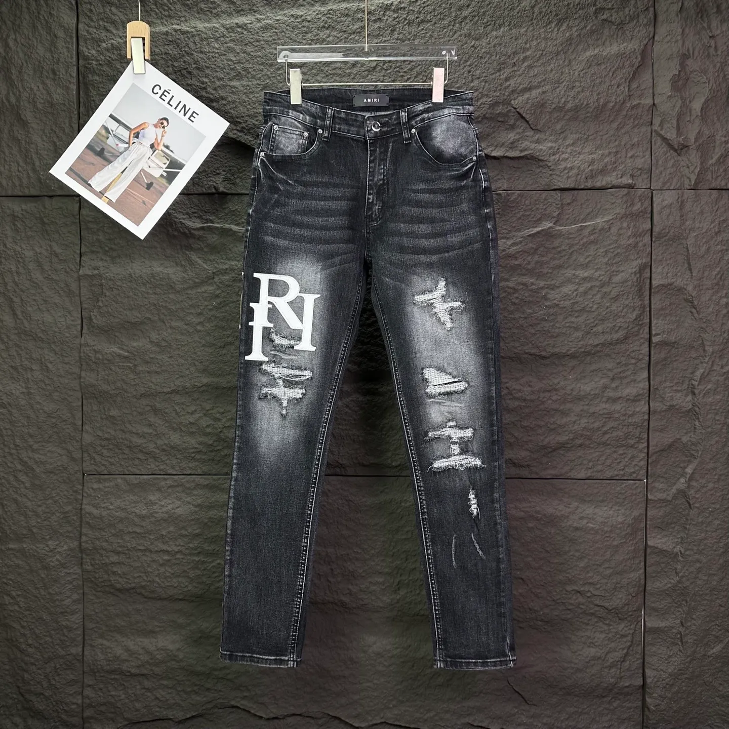 P240 Amiri 2025 new frayed white leather embroidered letters couple style washed stretch jeans 🔥High version🔥High version🔥Top ceiling quality Styles with different washed textures are very friendly to people with thin legs and thick legs. The straight and loose version is very flattering. Moderate length that never goes out of style, easy to match with casually, basic styling for various styles, a must-have in the wardrobe! The fabric is stiff but also makes the upper body soft without losing texture. The washing process is even more perfect. It is a must-have item for everyone! ! ! Washed wheat, tag, pants label, three complete labels Color: washed black Size: 28, 30, 32, 34 (four sizes)