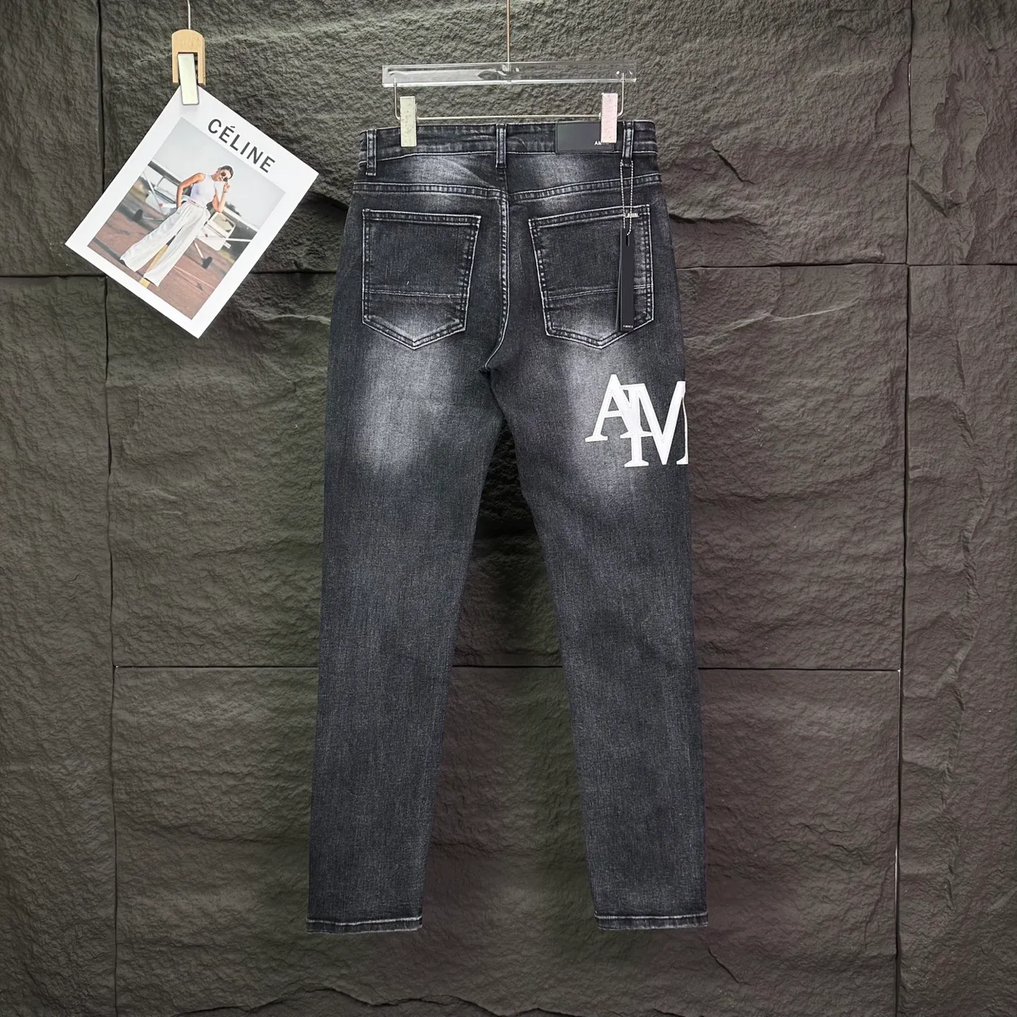 P240 Amiri 2025 new frayed white leather embroidered letters couple style washed stretch jeans 🔥High version🔥High version🔥Top ceiling quality Styles with different washed textures are very friendly to people with thin legs and thick legs. The straight and loose version is very flattering. Moderate length that never goes out of style, easy to match with casually, basic styling for various styles, a must-have in the wardrobe! The fabric is stiff but also makes the upper body soft without losing texture. The washing process is even more perfect. It is a must-have item for everyone! ! ! Washed wheat, tag, pants label, three complete labels Color: washed black Size: 28, 30, 32, 34 (four sizes)